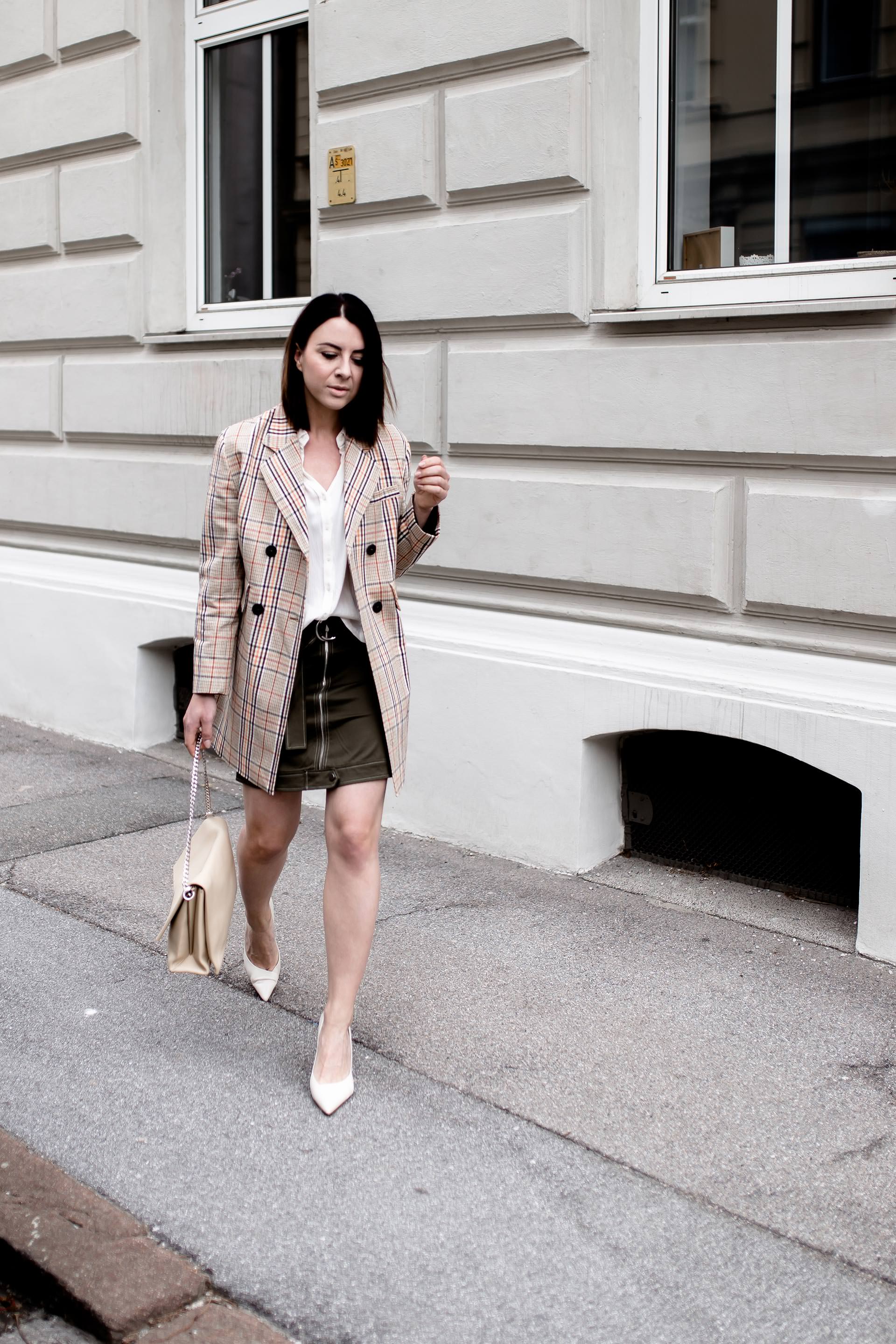 Frühlingsoutfit mit Minirock, karierten Blazer kombinieren, elfenbeinfarbene Pumps von HÖGL, Wie kombiniere ich einen Minirock, Glencheck Blazermantel für den Frühling, Celine Tasche, Streetstyle, Modeblog, Mode Tipps, www.whoismocca.me