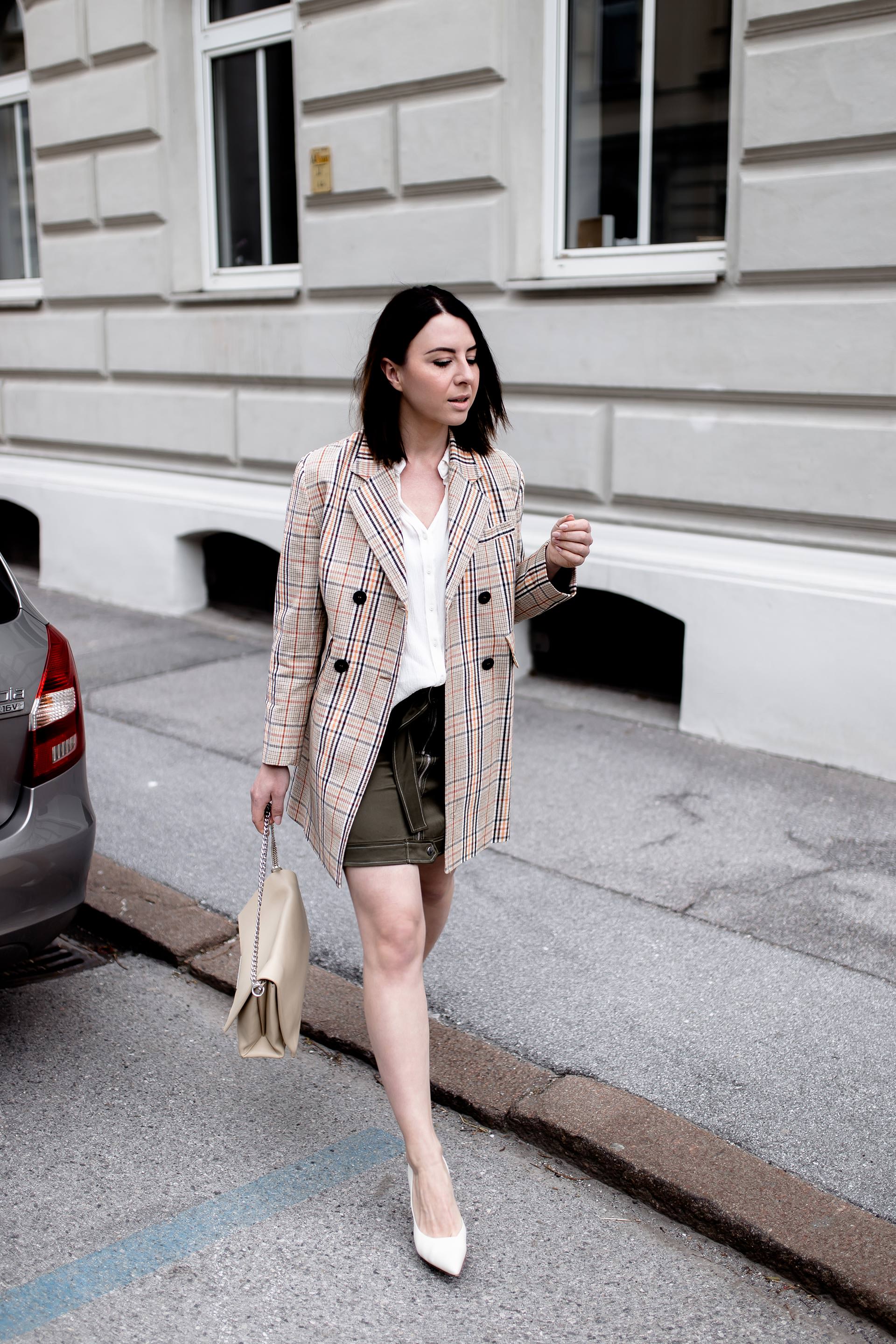 Frühlingsoutfit mit Minirock, karierten Blazer kombinieren, elfenbeinfarbene Pumps von HÖGL, Wie kombiniere ich einen Minirock, Glencheck Blazermantel für den Frühling, Celine Tasche, Streetstyle, Modeblog, Mode Tipps, www.whoismocca.me