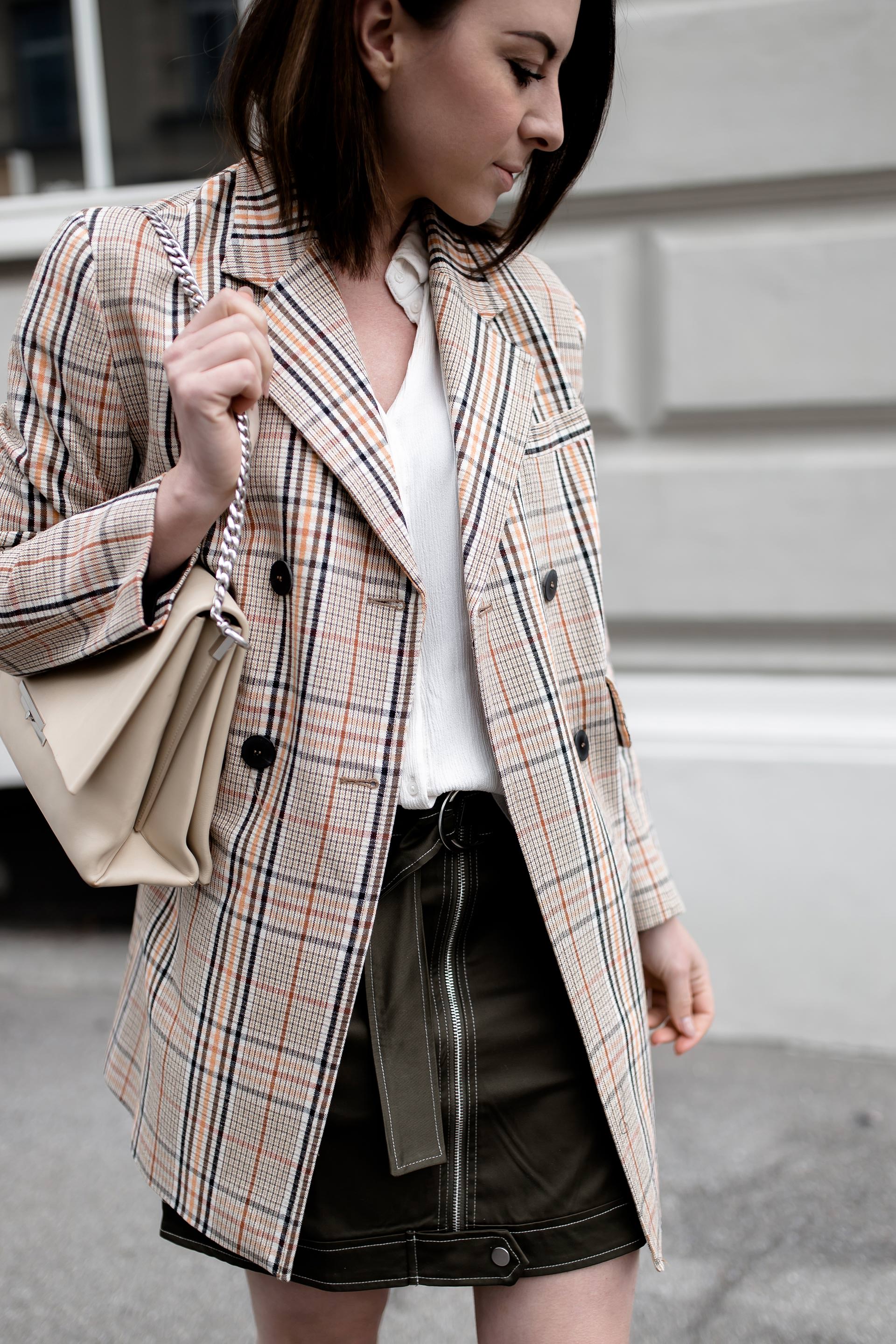 Frühlingsoutfit mit Minirock, karierten Blazer kombinieren, elfenbeinfarbene Pumps von HÖGL, Wie kombiniere ich einen Minirock, Glencheck Blazermantel für den Frühling, Celine Tasche, Streetstyle, Modeblog, Mode Tipps, www.whoismocca.me