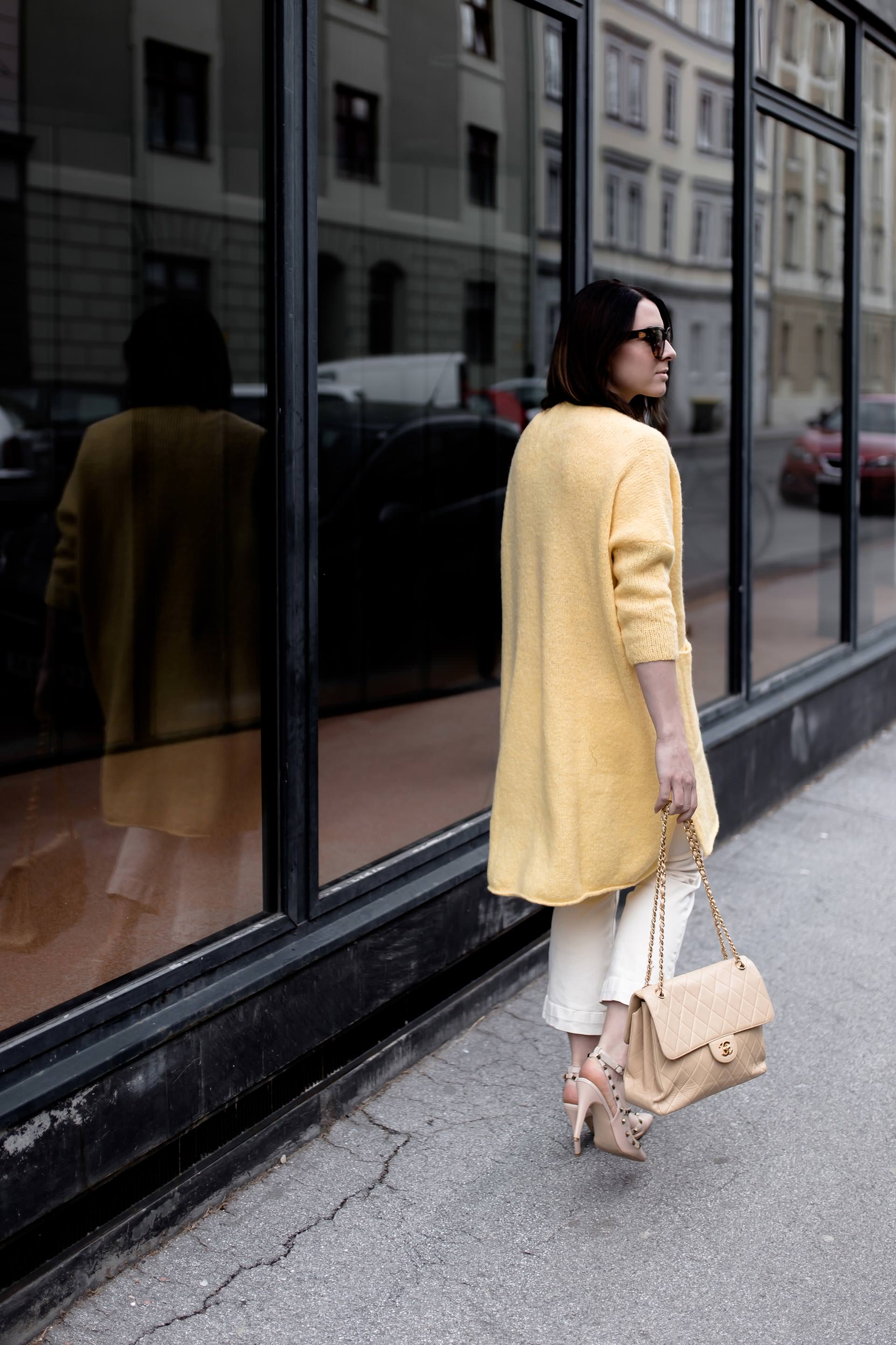 Pastell Outfit kombinieren, Pastellfarben und Pastelltöne stylen, hellgelber Cardigan, rosa mbym Shirt, Valentino Rockstuds, Chanel Double Flap Vintage Bag, Streetstyle, Modeblogger, www.whoismocca.me