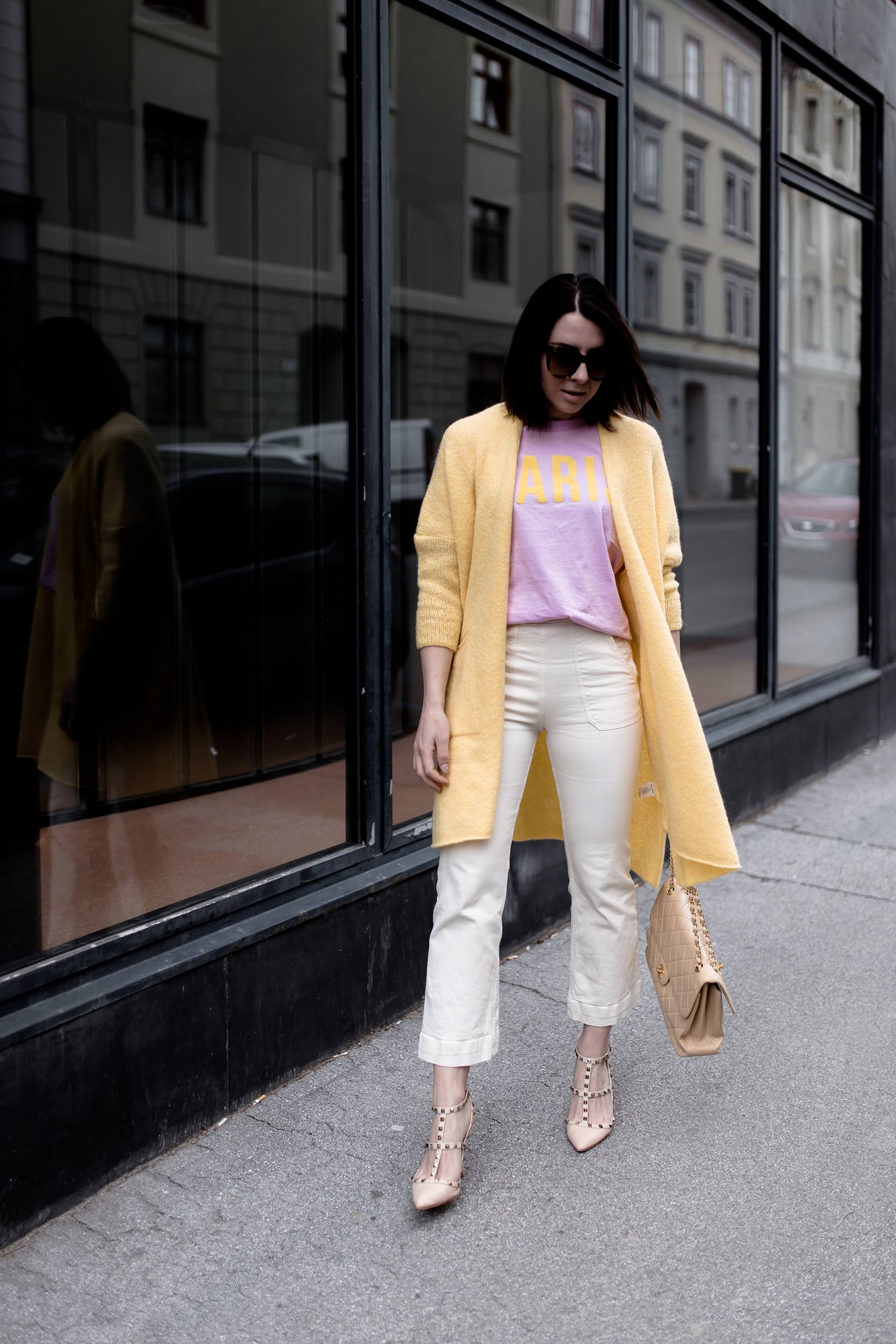 Pastell Outfit kombinieren, Pastellfarben und Pastelltöne stylen, hellgelber Cardigan, rosa mbym Shirt, Valentino Rockstuds, Chanel Double Flap Vintage Bag, Streetstyle, Modeblogger, www.whoismocca.me