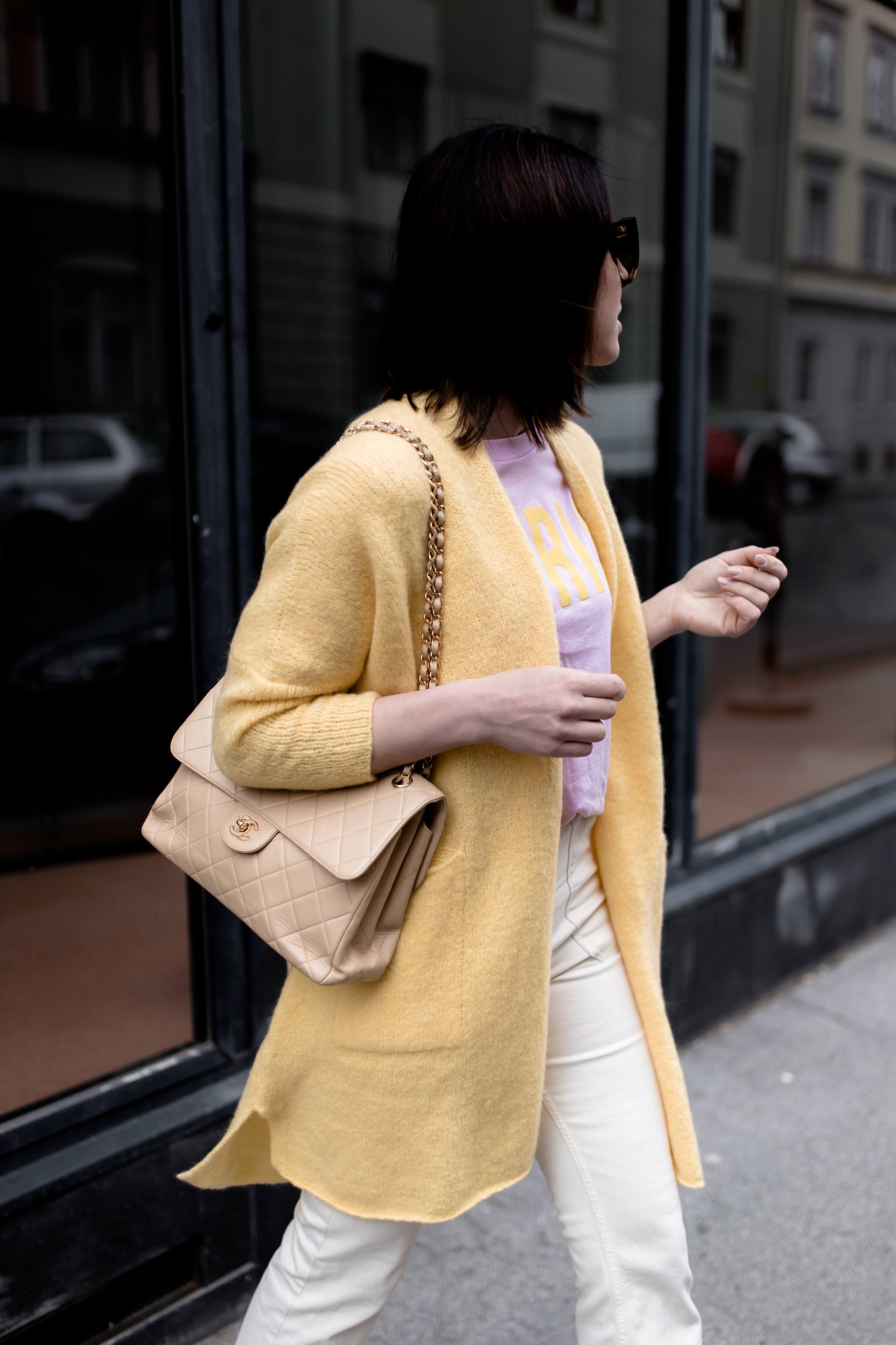 Pastell Outfit kombinieren, Pastellfarben und Pastelltöne stylen, hellgelber Cardigan, rosa mbym Shirt, Valentino Rockstuds, Chanel Double Flap Vintage Bag, Streetstyle, Modeblogger, www.whoismocca.me