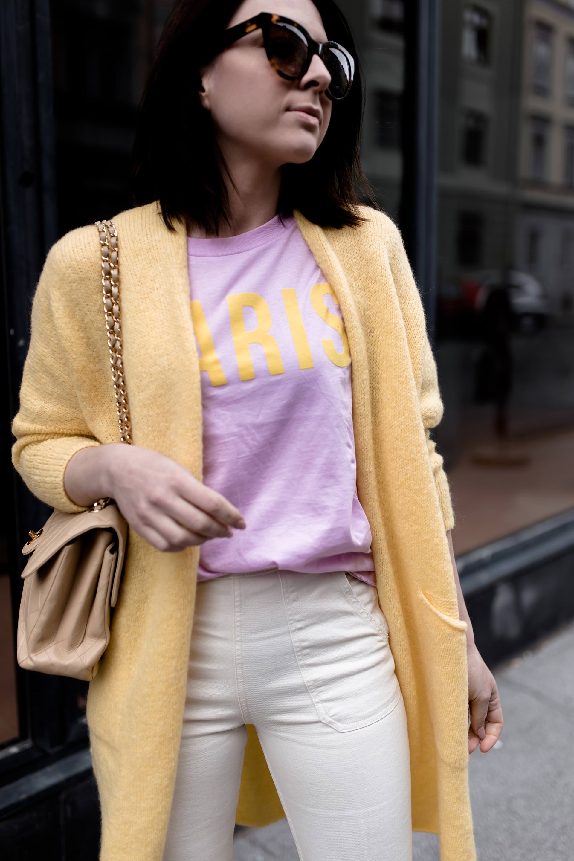 Pastell Outfit kombinieren, Pastellfarben und Pastelltöne stylen, hellgelber Cardigan, rosa mbym Shirt, Valentino Rockstuds, Chanel Double Flap Vintage Bag, Streetstyle, Modeblogger, www.whoismocca.me