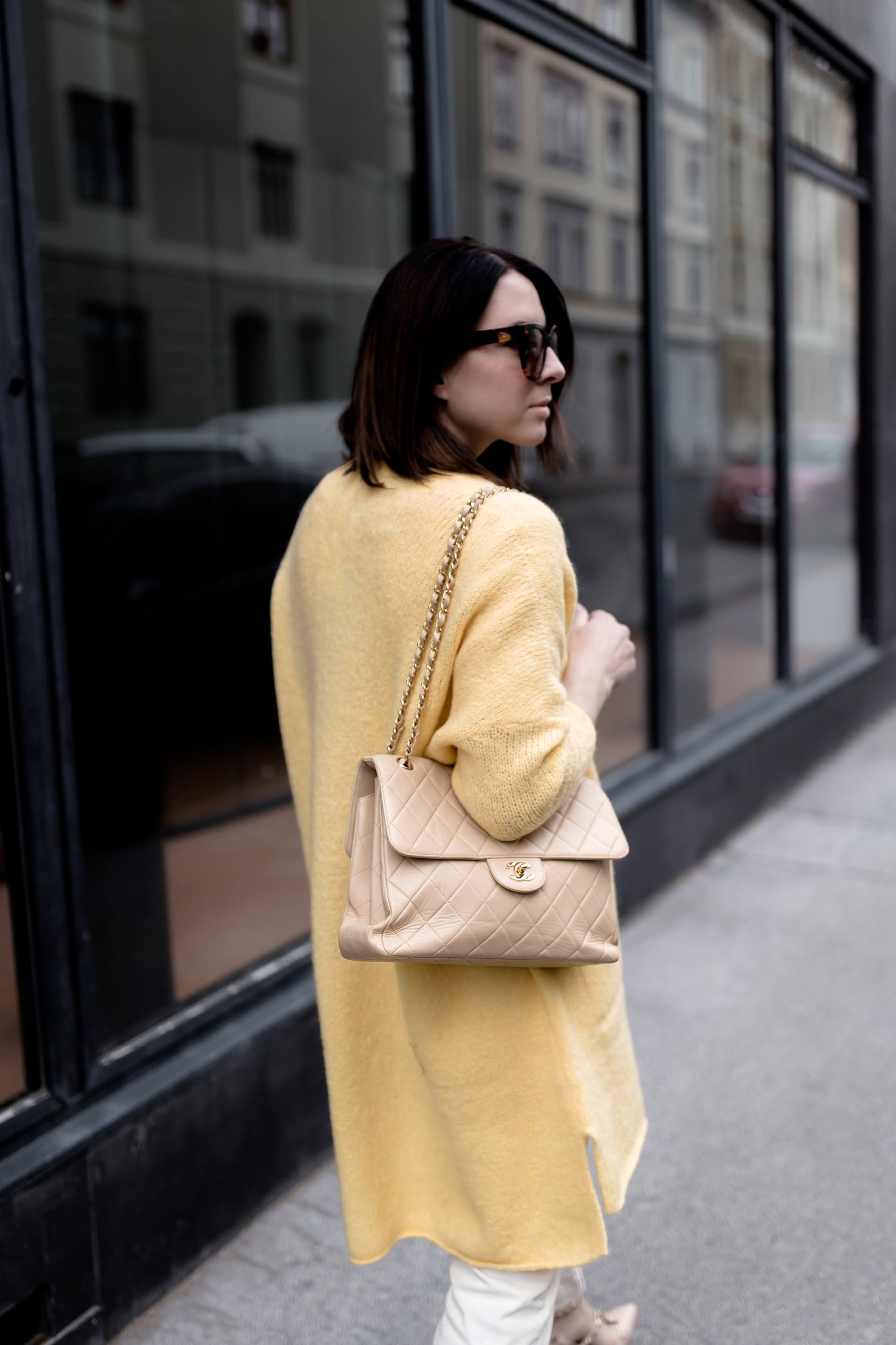 Pastell Outfit kombinieren, Pastellfarben und Pastelltöne stylen, hellgelber Cardigan, rosa mbym Shirt, Valentino Rockstuds, Chanel Double Flap Vintage Bag, Streetstyle, Modeblogger, www.whoismocca.me