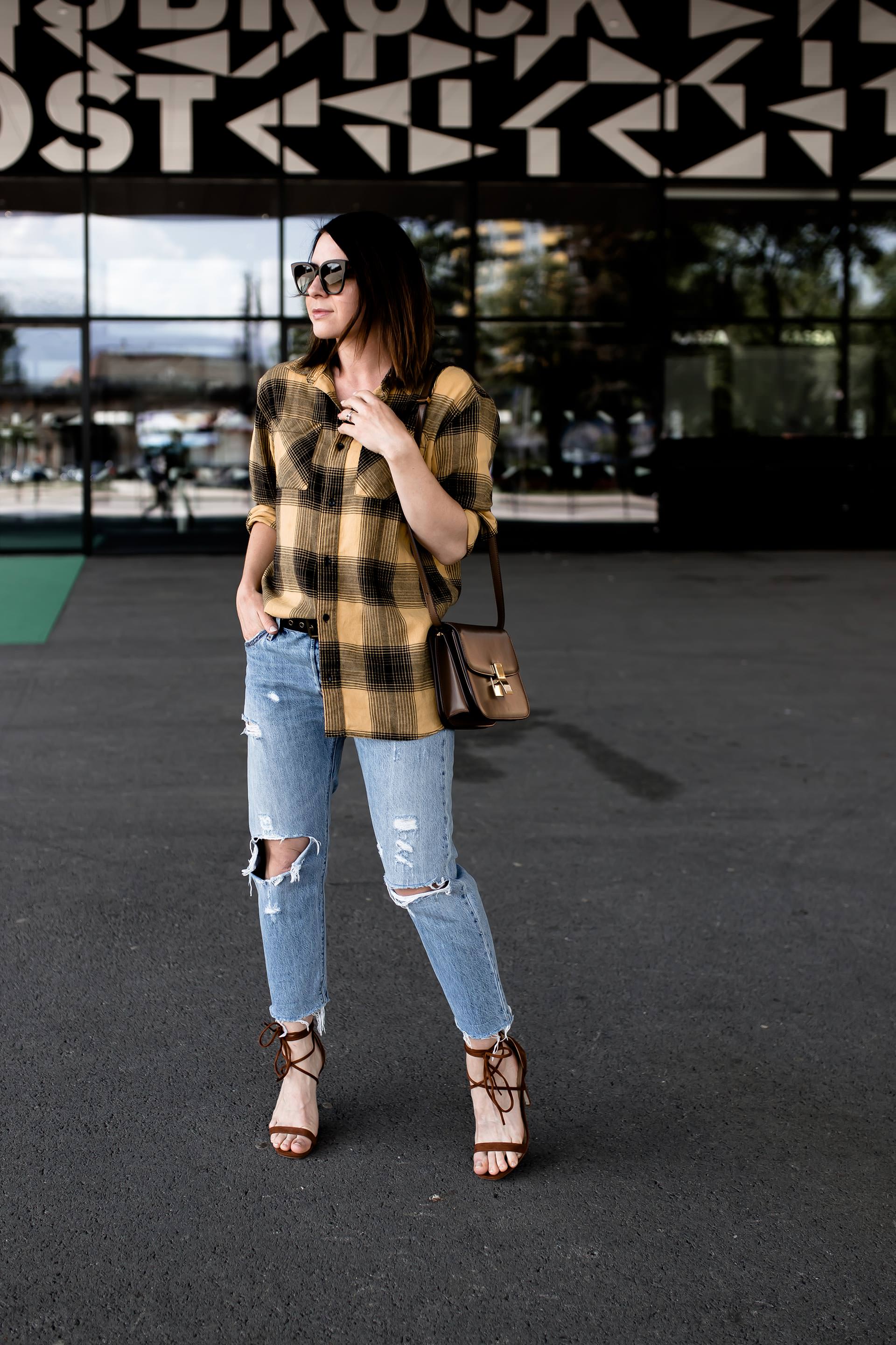 Boyfriend Jeans kombinieren, Boyfriend Style, Klamotten und Kleidung vom Freund tragen und anziehen, Styling Tipps, Mode Tipps, kariertes Hemd stylen, Outfit Ideen, Frühlingsoutfit für Frauen, #boyfriend #boyfriendstyle #boyfriendjeans #karohemd #outfit #styling #streetstyle, www.whoismocca.me