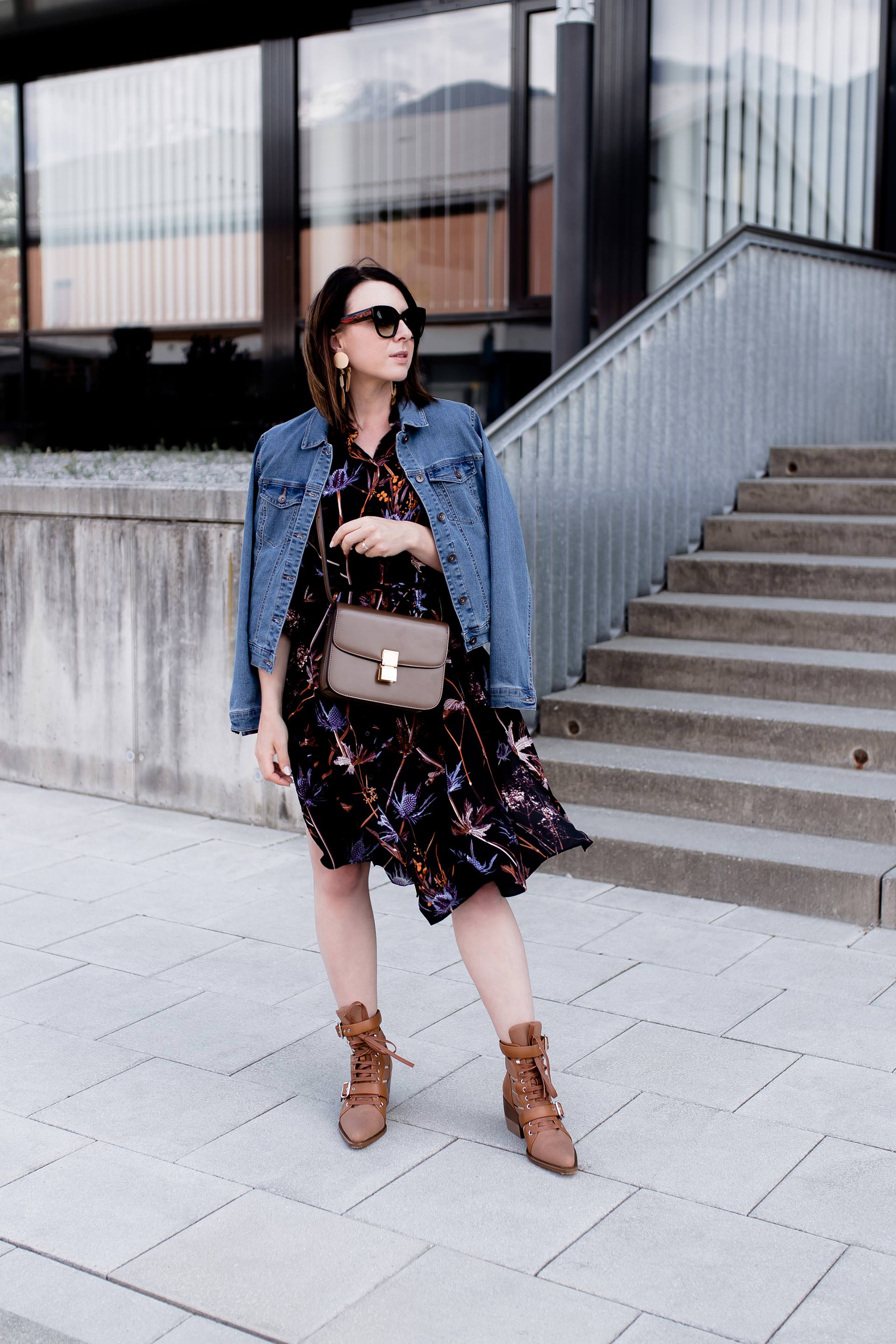 Outfit mit chloé rylee cutout leather and canvas ankle boots, Jeansjacke und Kleid mit Ankle Boots kombinieren, Midikleid Style, Chloé Boots, Fashion Blogger, Mode Tipps, Online Shopping Guide, www.whoismocca.me