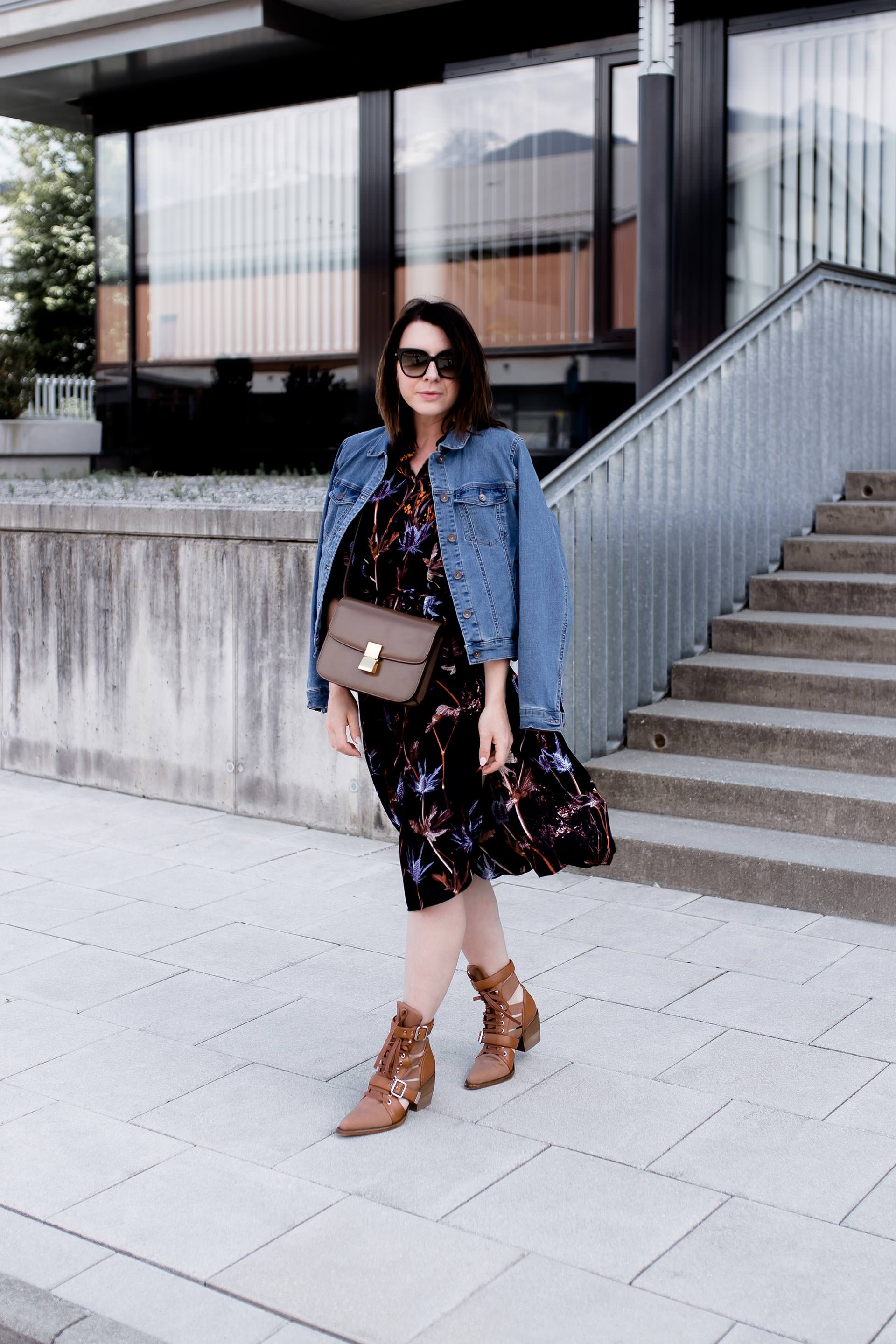 Outfit mit chloé rylee cutout leather and canvas ankle boots, Jeansjacke und Kleid mit Ankle Boots kombinieren, Midikleid Style, Chloé Boots, Fashion Blogger, Mode Tipps, Online Shopping Guide, www.whoismocca.me