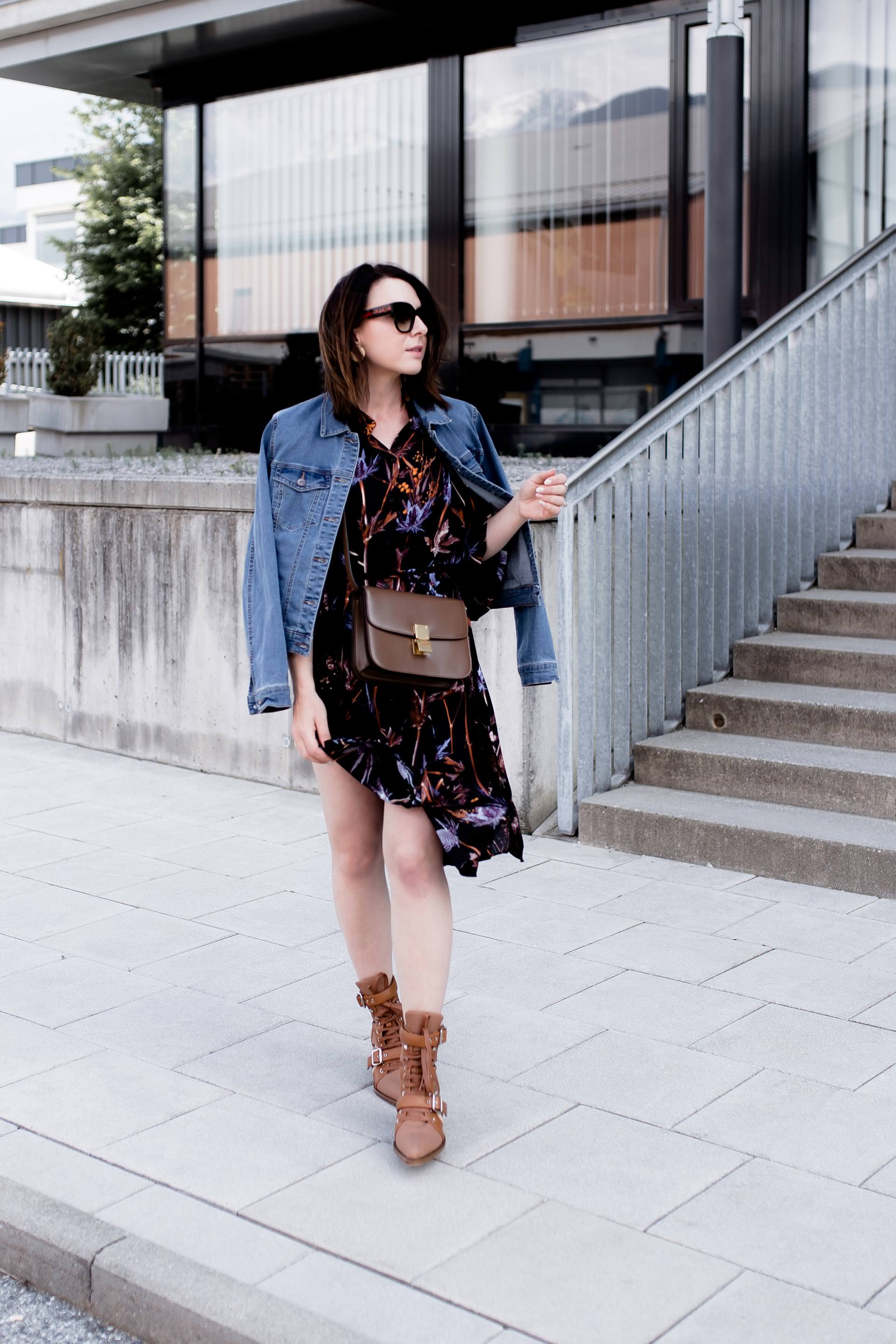 Outfit mit chloé rylee cutout leather and canvas ankle boots, Jeansjacke und Kleid mit Ankle Boots kombinieren, Midikleid Style, Chloé Boots, Fashion Blogger, Mode Tipps, Online Shopping Guide, www.whoismocca.me