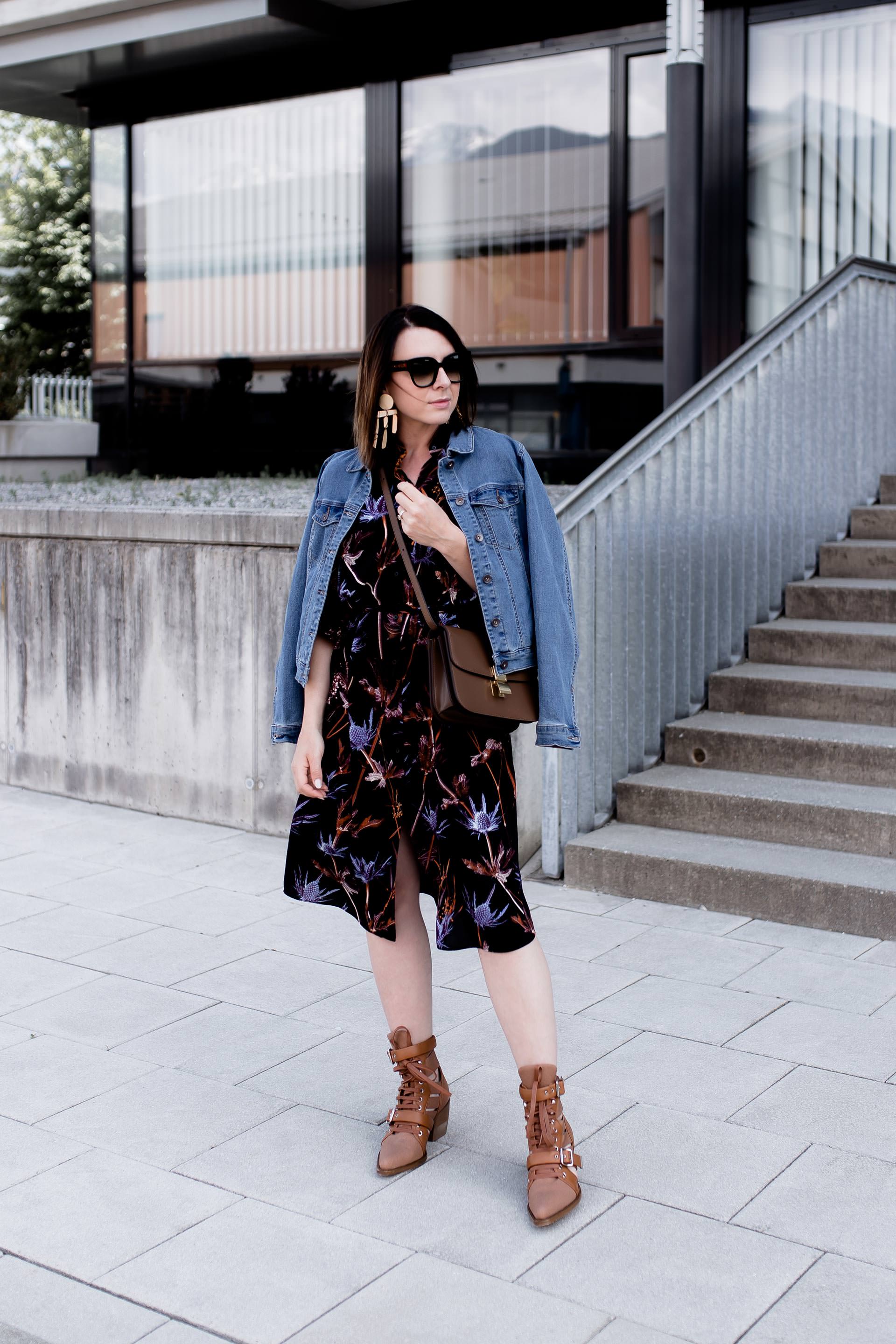 Outfit mit chloé rylee cutout leather and canvas ankle boots, Jeansjacke und Kleid mit Ankle Boots kombinieren, Midikleid Style, Chloé Boots, Fashion Blogger, Mode Tipps, Online Shopping Guide, www.whoismocca.me