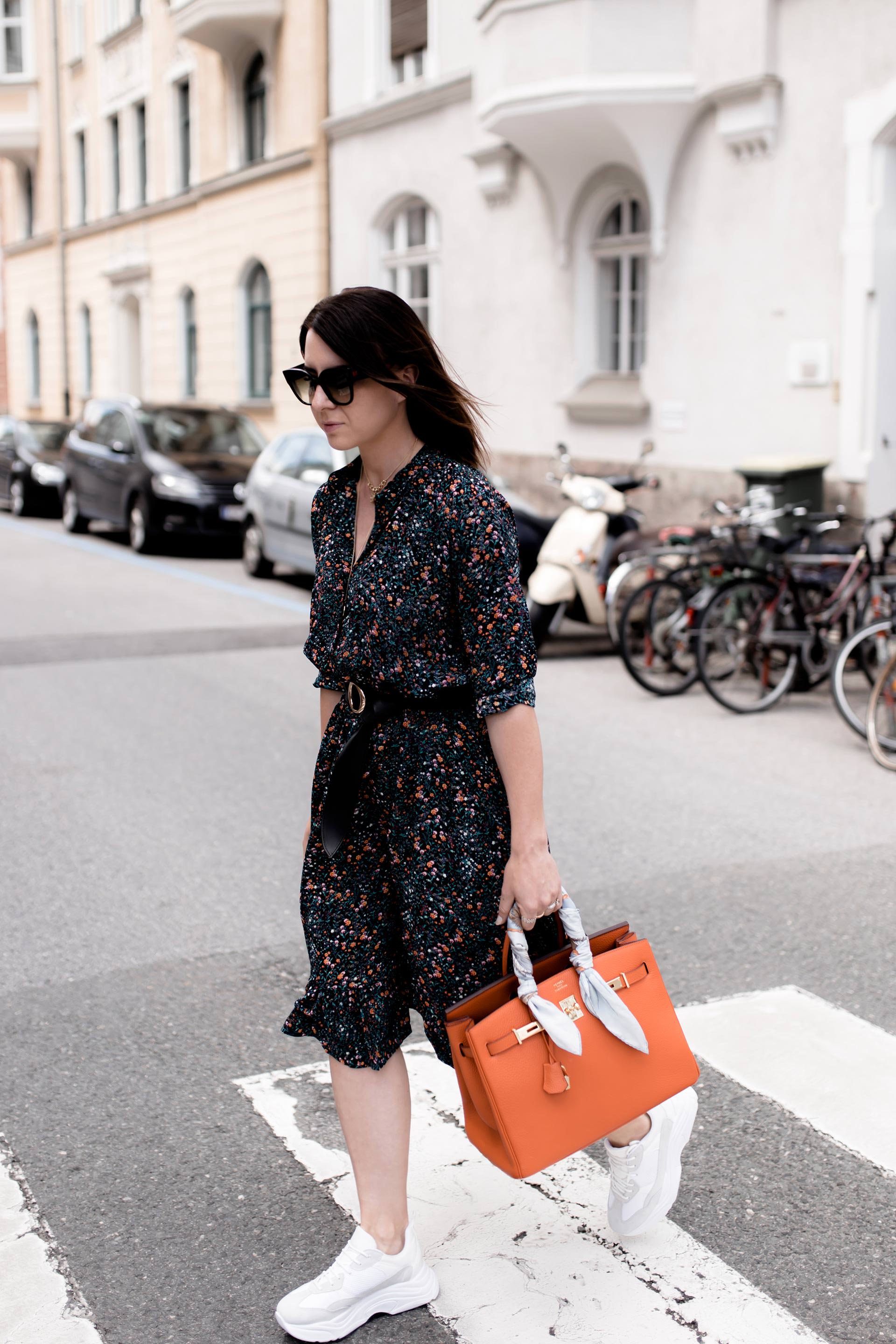 Midikleid und Sneakers kombinieren, Chunky Sneakers zum Kleid, Balenciaga Triple S Look Alike, Hermes Birkin Bag Orange, Streetstyle, Mode Tipps, Sommer Outfit mit Kleid, Midikleid stylen, Fashion Blogger, www.whoismocca.me, #streetstyle #hermes #balenciagatriples #chunkysneakers #mididress #summeroutfit #howtostyle #fashiontrends