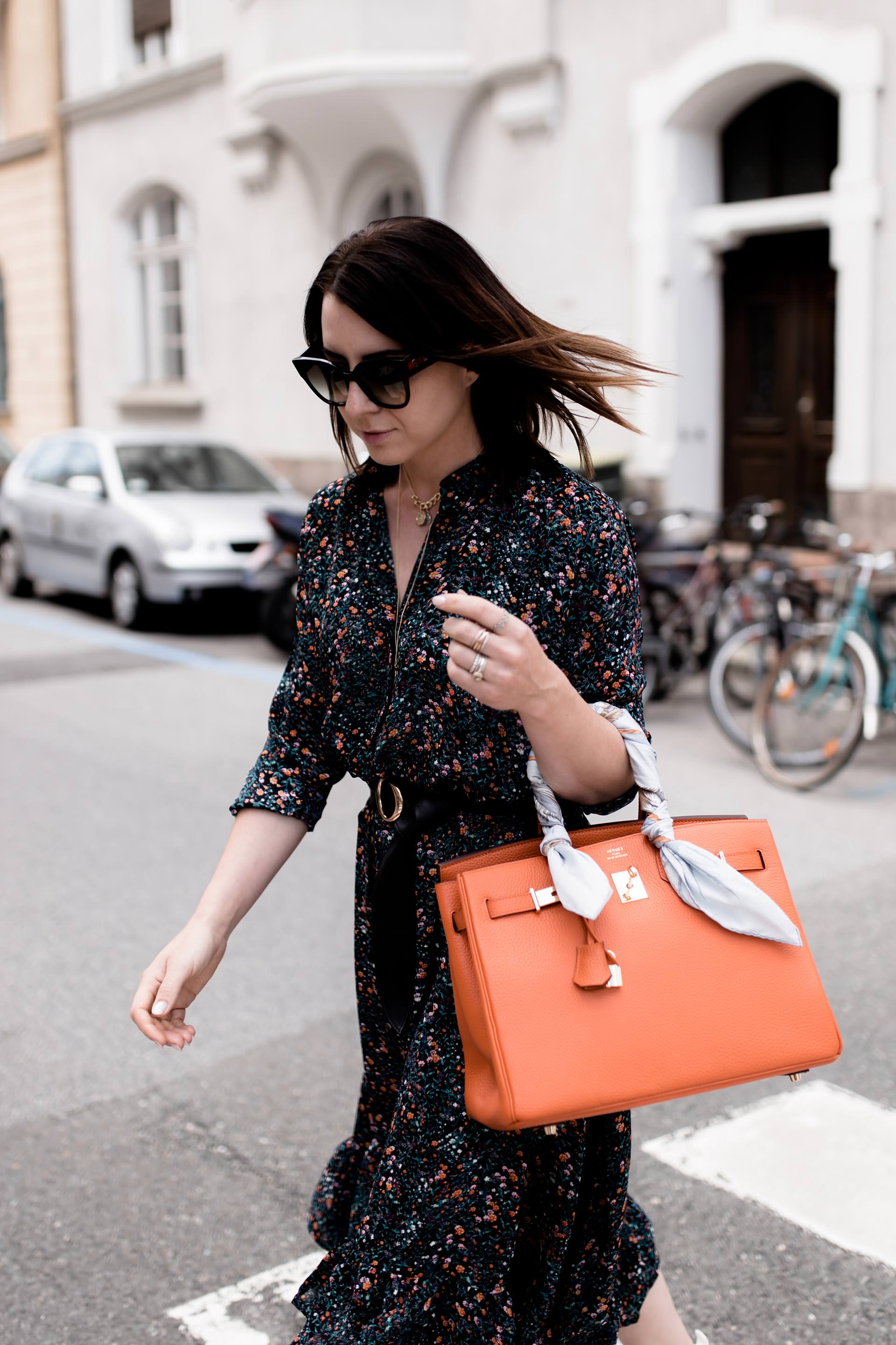 Midikleid und Sneakers kombinieren, Chunky Sneakers zum Kleid, Balenciaga Triple S Look Alike, Hermes Birkin Bag Orange, Streetstyle, Mode Tipps, Sommer Outfit mit Kleid, Midikleid stylen, Fashion Blogger, www.whoismocca.me, #streetstyle #hermes #balenciagatriples #chunkysneakers #mididress #summeroutfit #howtostyle #fashiontrends