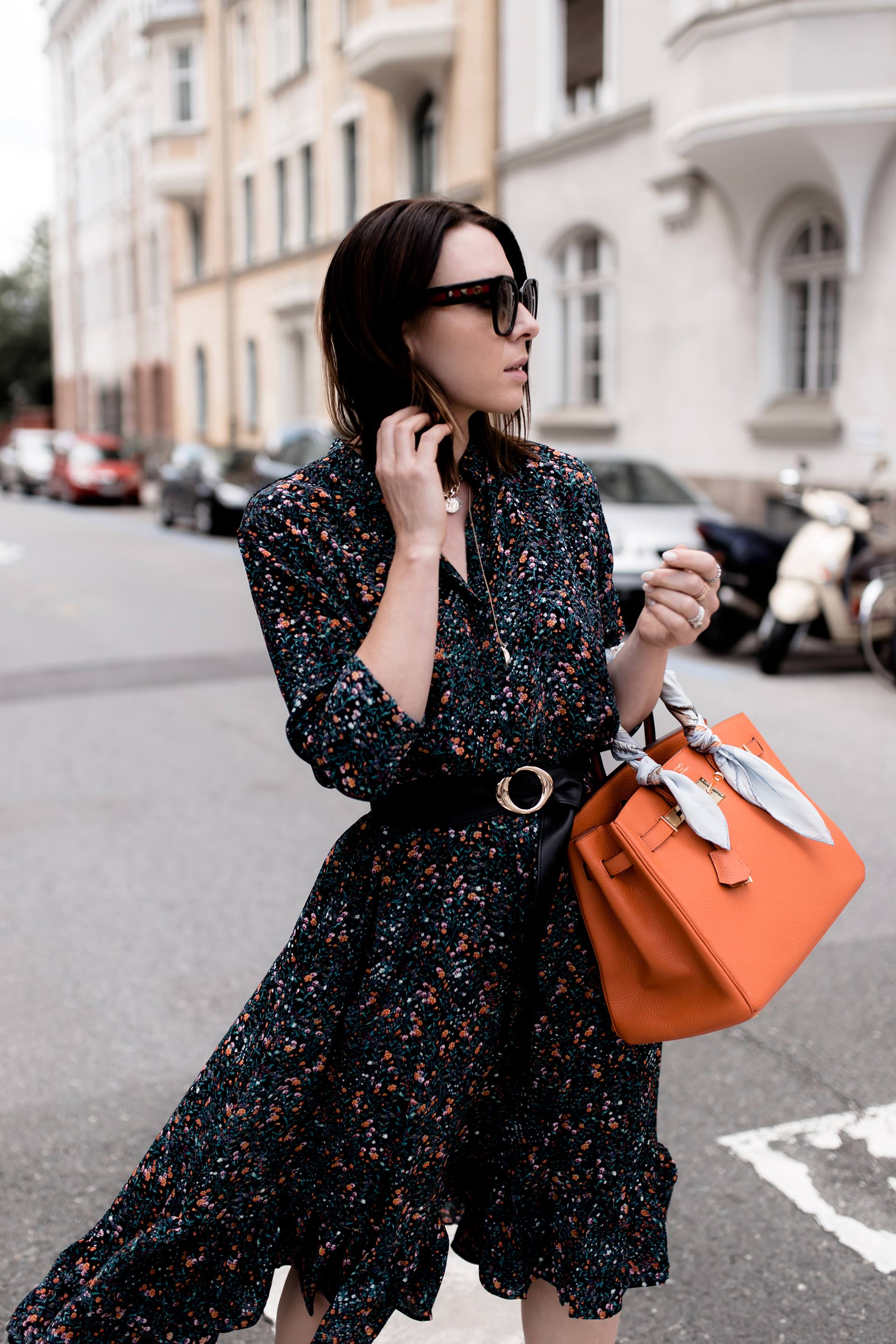 Midikleid und Sneakers kombinieren, Chunky Sneakers zum Kleid, Balenciaga Triple S Look Alike, Hermes Birkin Bag Orange, Streetstyle, Mode Tipps, Sommer Outfit mit Kleid, Midikleid stylen, Fashion Blogger, www.whoismocca.me, #streetstyle #hermes #balenciagatriples #chunkysneakers #mididress #summeroutfit #howtostyle #fashiontrends