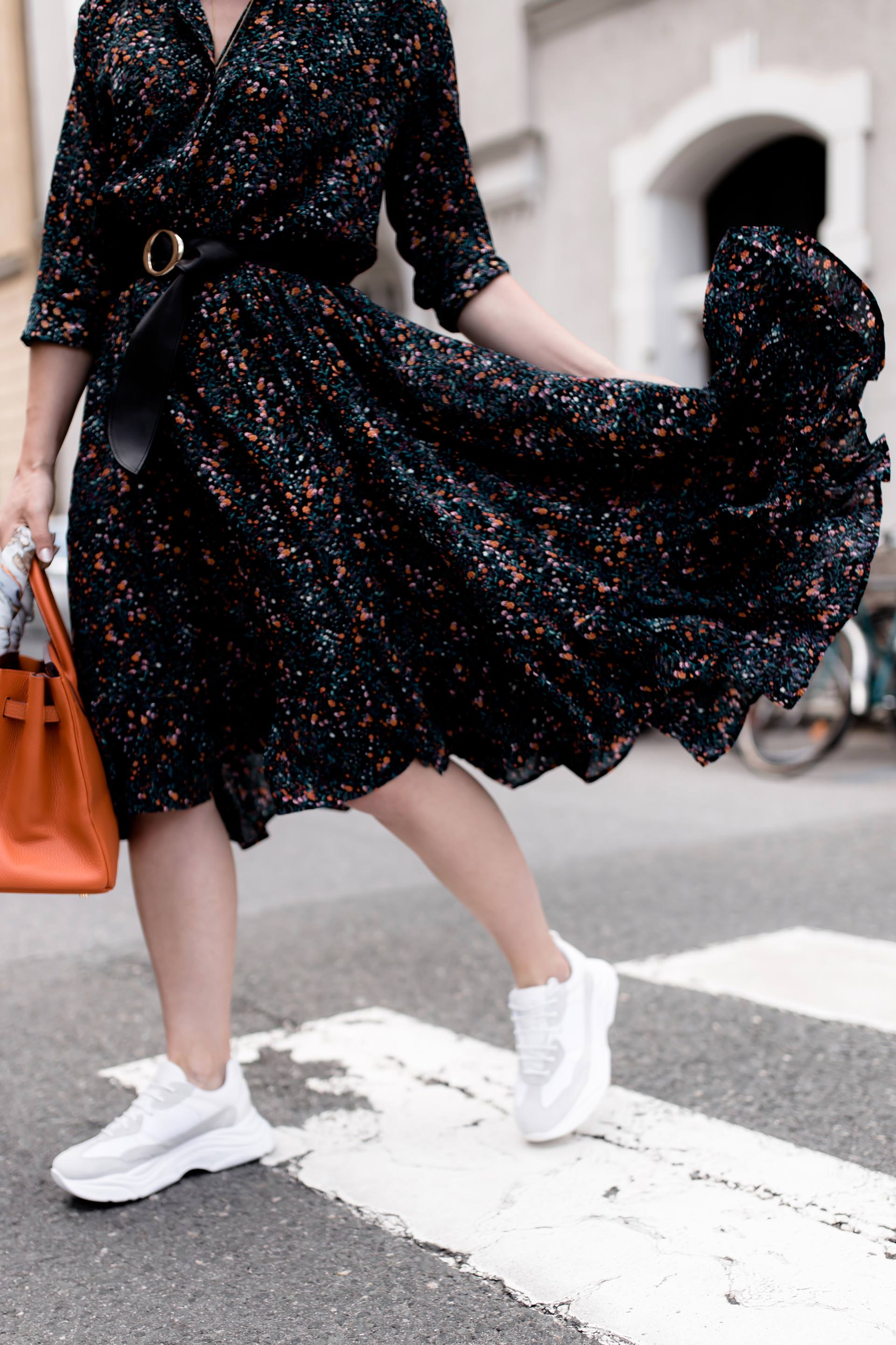 Midikleid und Sneakers kombinieren, Chunky Sneakers zum Kleid, Balenciaga Triple S Look Alike, Hermes Birkin Bag Orange, Streetstyle, Mode Tipps, Sommer Outfit mit Kleid, Midikleid stylen, Fashion Blogger, www.whoismocca.me, #streetstyle #hermes #balenciagatriples #chunkysneakers #mididress #summeroutfit #howtostyle #fashiontrends