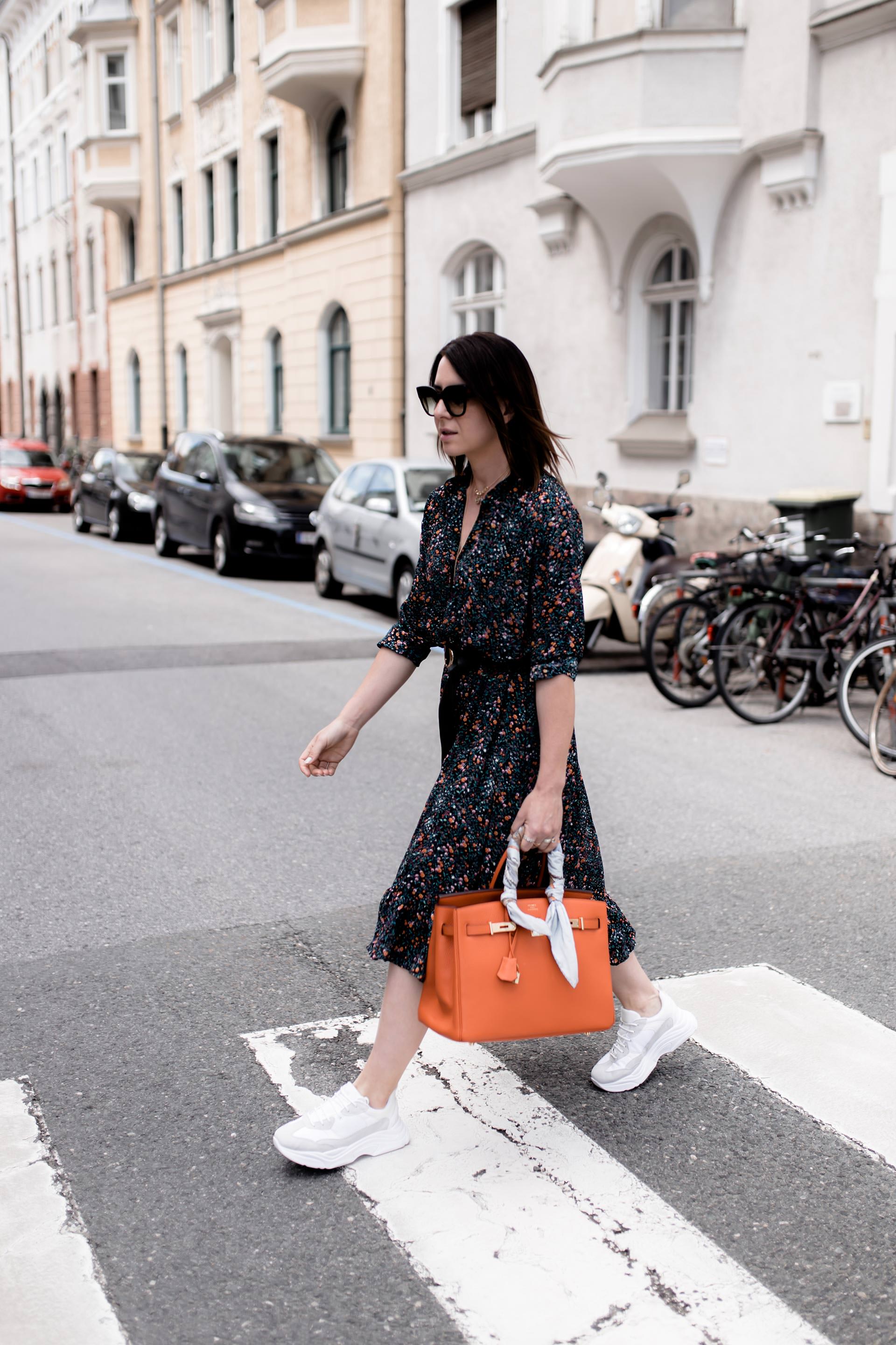 Midikleid und Sneakers kombinieren, Chunky Sneakers zum Kleid, Balenciaga Triple S Look Alike, Hermes Birkin Bag Orange, Streetstyle, Mode Tipps, Sommer Outfit mit Kleid, Midikleid stylen, Fashion Blogger, www.whoismocca.me, #streetstyle #hermes #balenciagatriples #chunkysneakers #mididress #summeroutfit #howtostyle #fashiontrends 