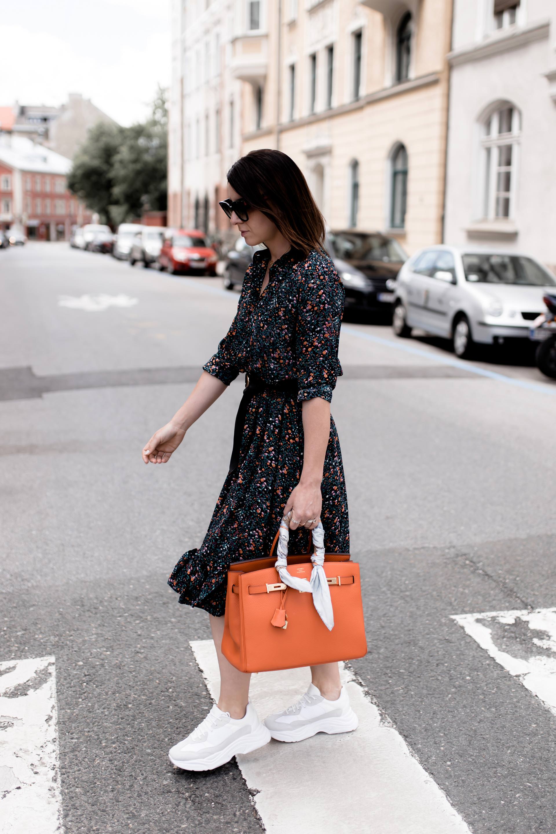 Midikleid und Sneakers kombinieren, Chunky Sneakers zum Kleid, Balenciaga Triple S Look Alike, Hermes Birkin Bag Orange, Streetstyle, Mode Tipps, Sommer Outfit mit Kleid, Midikleid stylen, Fashion Blogger, www.whoismocca.me, #streetstyle #hermes #balenciagatriples #chunkysneakers #mididress #summeroutfit #howtostyle #fashiontrends