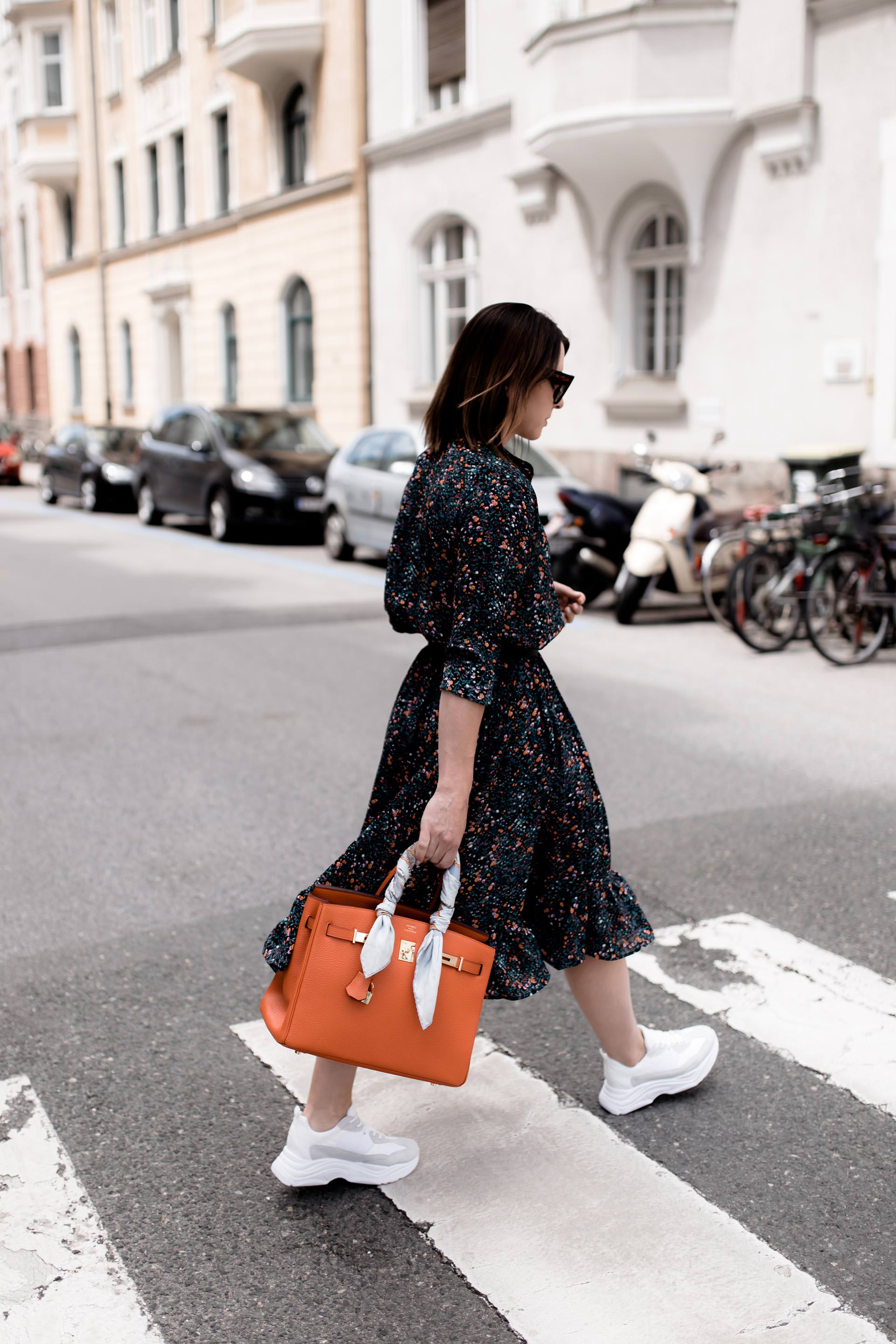 Midikleid und Sneakers kombinieren, Chunky Sneakers zum Kleid, Balenciaga Triple S Look Alike, Hermes Birkin Bag Orange, Streetstyle, Mode Tipps, Sommer Outfit mit Kleid, Midikleid stylen, Fashion Blogger, www.whoismocca.me, #streetstyle #hermes #balenciagatriples #chunkysneakers #mididress #summeroutfit #howtostyle #fashiontrends