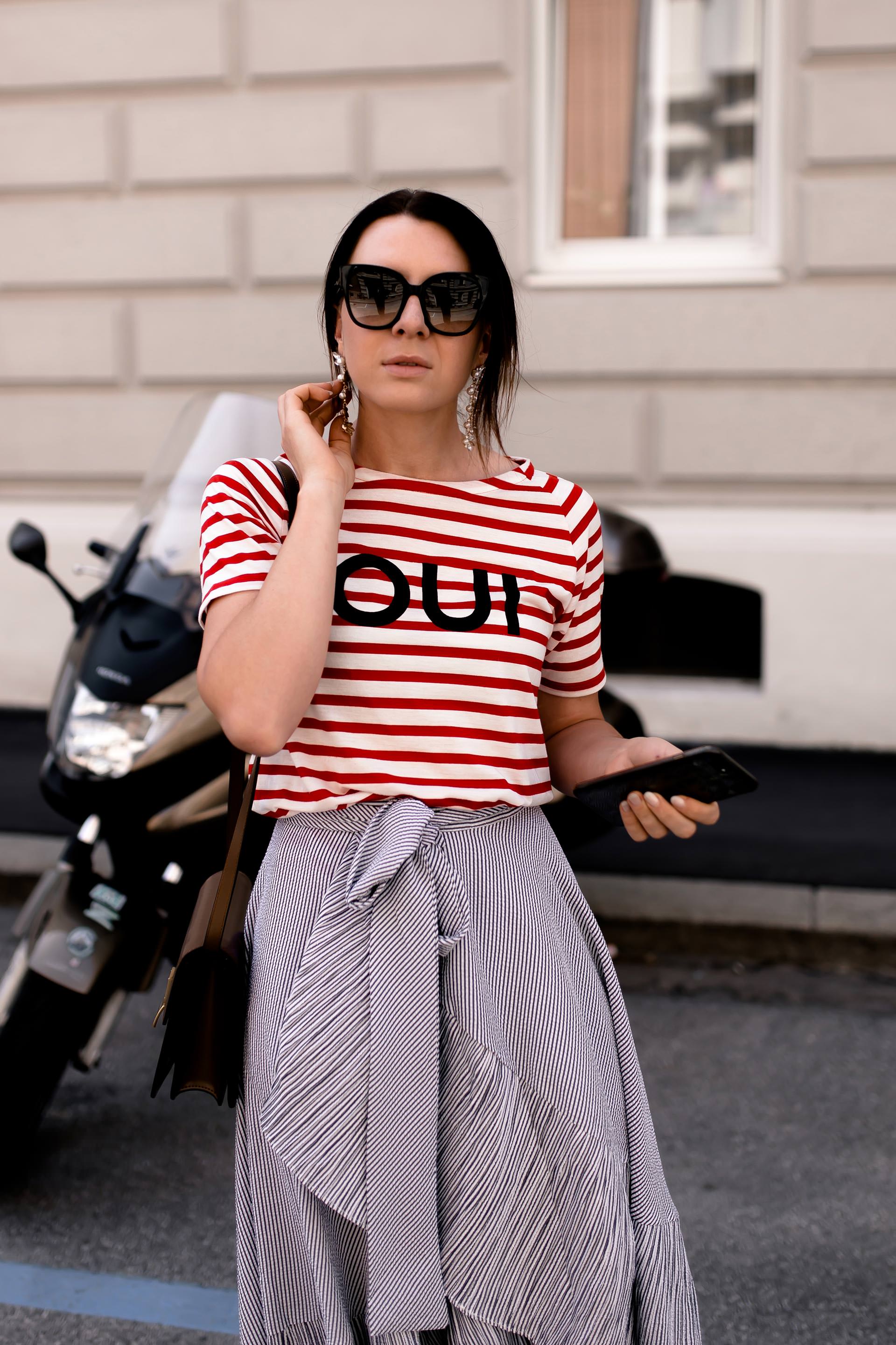 Mustermix Outfit mit Streifen, schönes Alltagsoutfit mit gestreiftem Rock und Shirt, Streifen miteinander kombinieren, Sommer Outfit mit Rock, Outfit of the Day, Sommermode 2018 Damen, Modetrends Damen, Midirock kombinieren, Modeblogger, Mode Tipps, Fashion Magazin, www.whoismocca.me #fashionblogger #summeroutfit #midirock #stylingtipps #modetrends #sommermode #ootd #streetstyle #fashionblogger