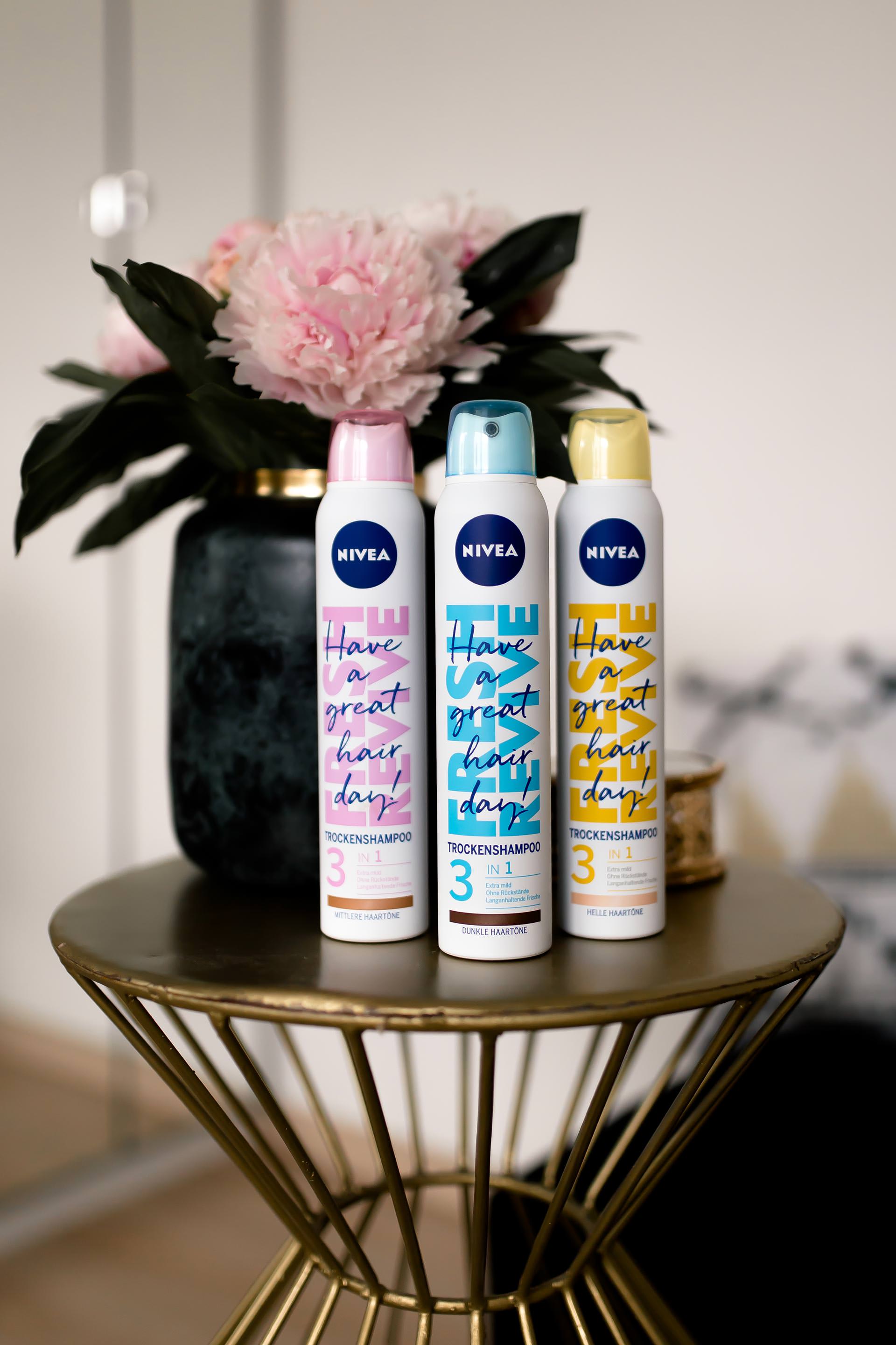 Anzeige, die richtige trockenshampoo anwendung, nivea trockenshampoo erfahrungen und review, trockenshampoo richtig verwenden, morgens keine zeit zum haare waschen, schnelle tipps für fettige haare, styling tipps für feines haar, gutes volumen trockenshampoo für dunkle haare, Beauty Blogger, Beauty Hacks und Tipps, Trockenhaarwäsche, was ist trockenshampoo, www.whoismocca.me #trockenshampoo #nivea #styling #beauty #beautyblogger