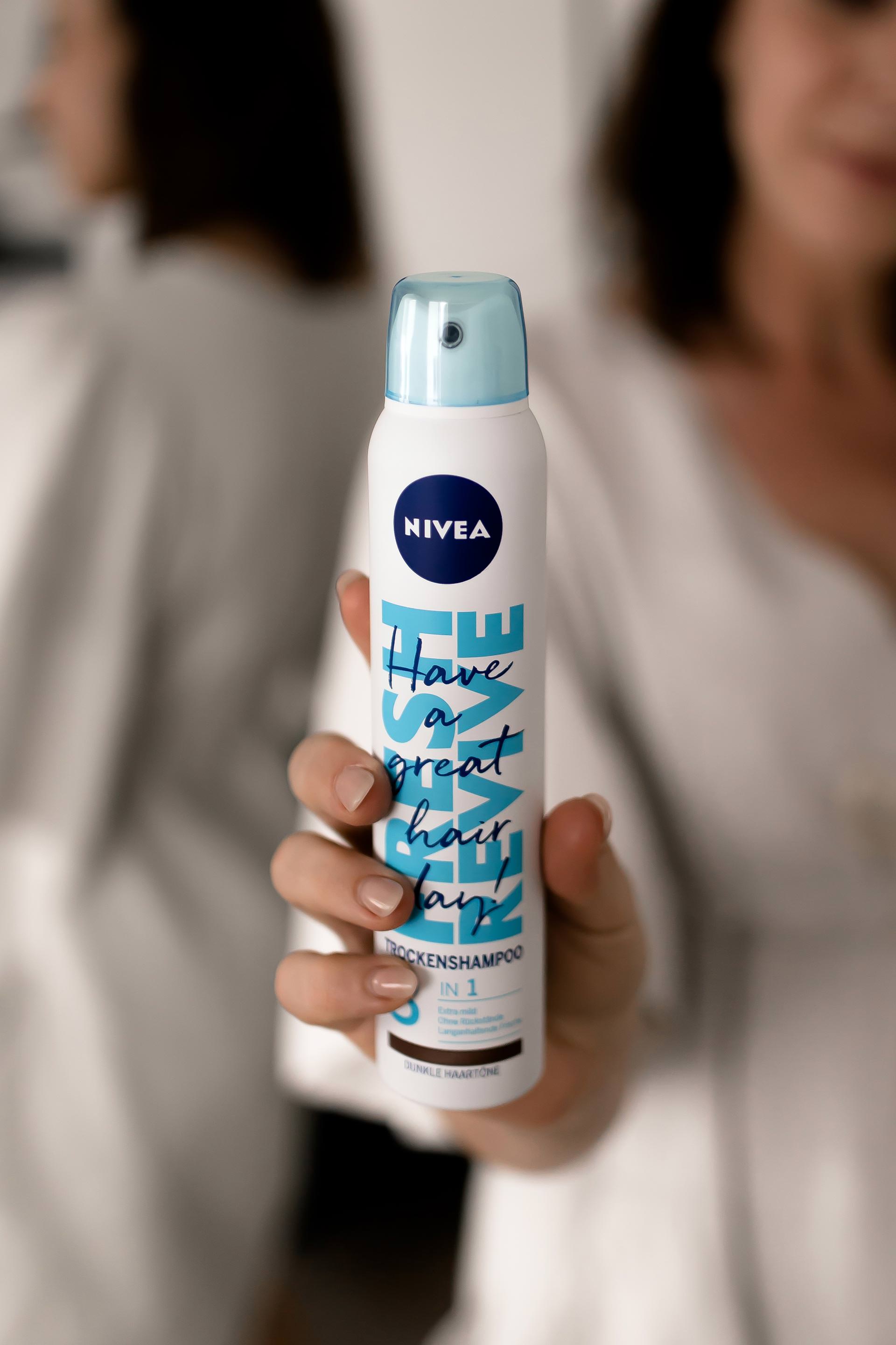 Anzeige, die richtige trockenshampoo anwendung, nivea trockenshampoo erfahrungen und review, trockenshampoo richtig verwenden, morgens keine zeit zum haare waschen, schnelle tipps für fettige haare, styling tipps für feines haar, gutes volumen trockenshampoo für dunkle haare, Beauty Blogger, Beauty Hacks und Tipps, Trockenhaarwäsche, was ist trockenshampoo, www.whoismocca.me #trockenshampoo #nivea #styling #beauty #beautyblogger