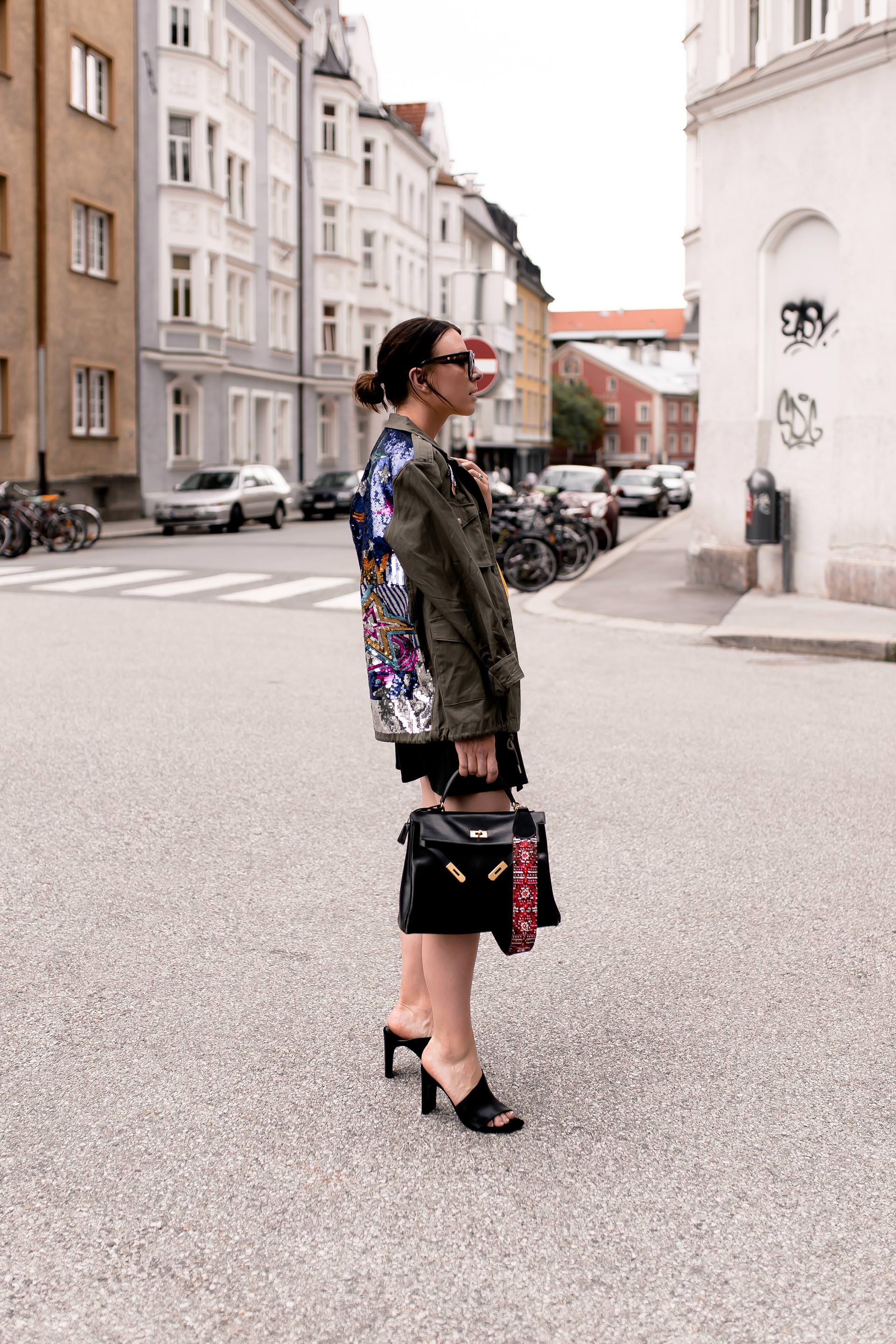 Sommer Outfit mit Lederrock, Parka mit Pailletten, Hermes Kelly Bag, Guitar Strap, Mode und Styling Tipps, Parka für den Sommer, Sommerparka kombinieren, Modeblogger, www.whoismocca.me #ootd #sommeroutfit #modetrends #fashionblogger #kellybag #parka