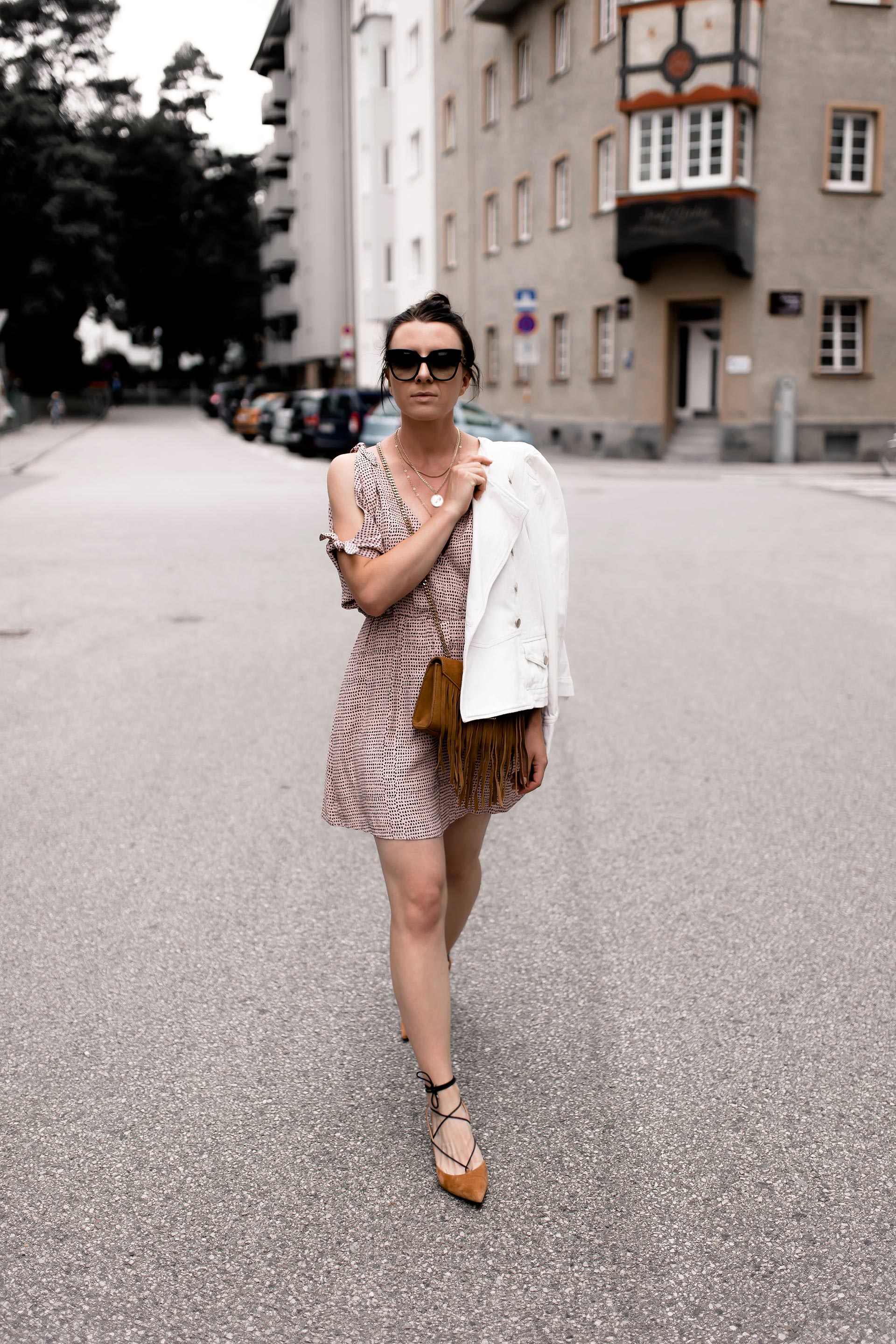 Outfit mit Sommerkleid, Sommer Outfit für den Alltag, Freizeit Outfit Sommer, Outfit Idee mit Kleid und Jeansjacke, Sling Pumps kombinieren, Printkleid stylen, Mode Tipps, Fashion Blogger, Streetstyle, www.whoismocca.me #sommeroutfit #ootd #sommerkleid #modetrends #sommermode #sommertrends #fashion