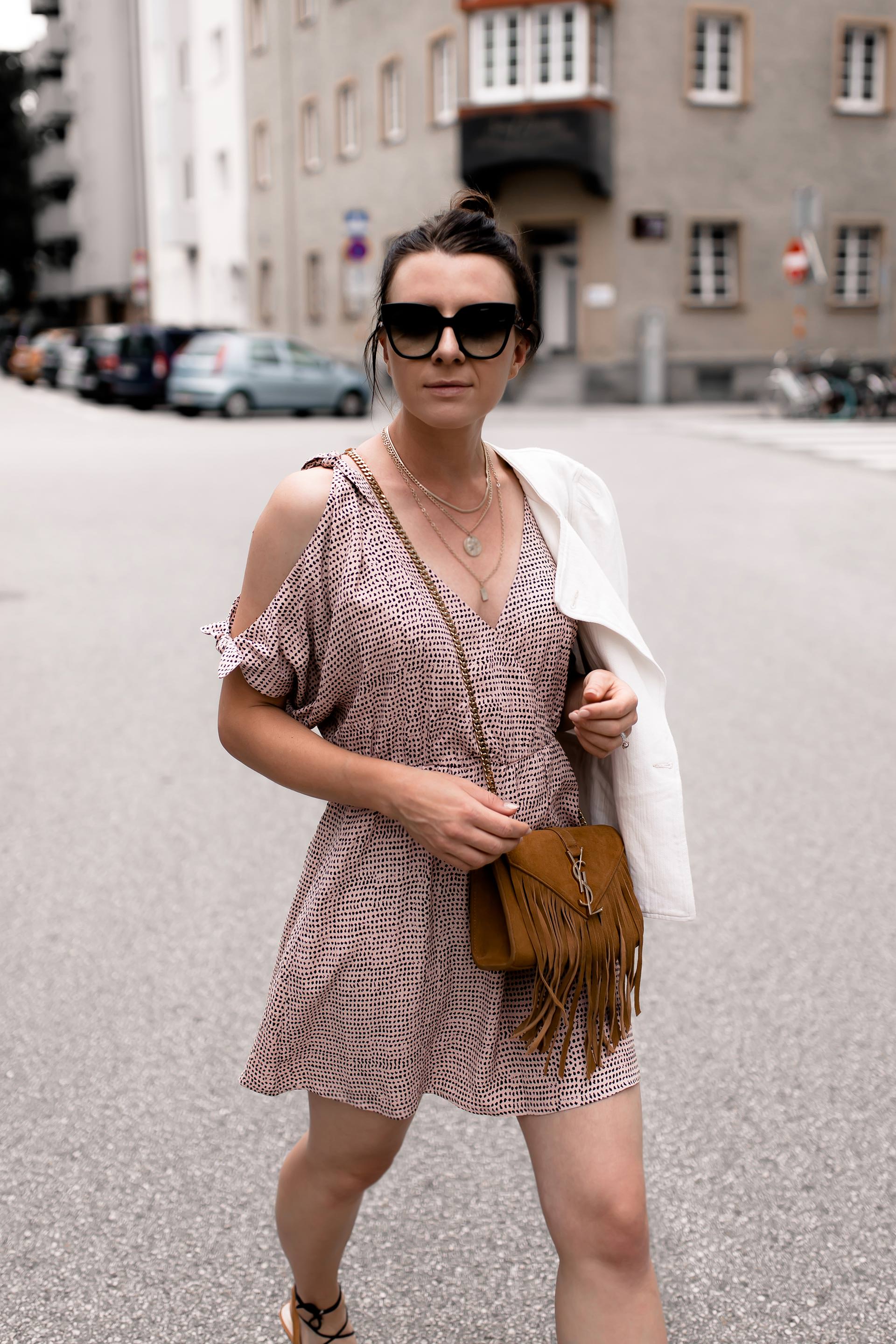 Outfit mit Sommerkleid, Sommer Outfit für den Alltag, Freizeit Outfit Sommer, Outfit Idee mit Kleid und Jeansjacke, Sling Pumps kombinieren, Printkleid stylen, Mode Tipps, Fashion Blogger, Streetstyle, www.whoismocca.me #sommeroutfit #ootd #sommerkleid #modetrends #sommermode #sommertrends #fashion