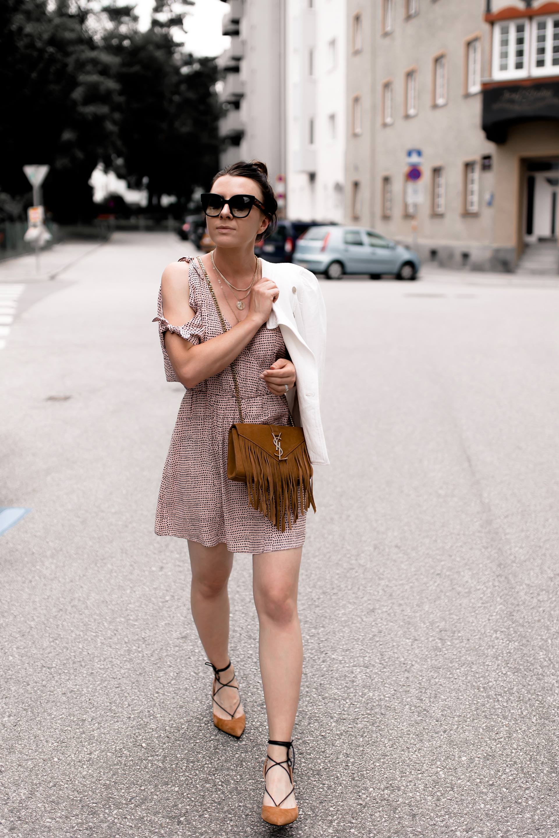 Outfit mit Sommerkleid, Sommer Outfit für den Alltag, Freizeit Outfit Sommer, Outfit Idee mit Kleid und Jeansjacke, Sling Pumps kombinieren, Printkleid stylen, Mode Tipps, Fashion Blogger, Streetstyle, www.whoismocca.me #sommeroutfit #ootd #sommerkleid #modetrends #sommermode #sommertrends #fashion