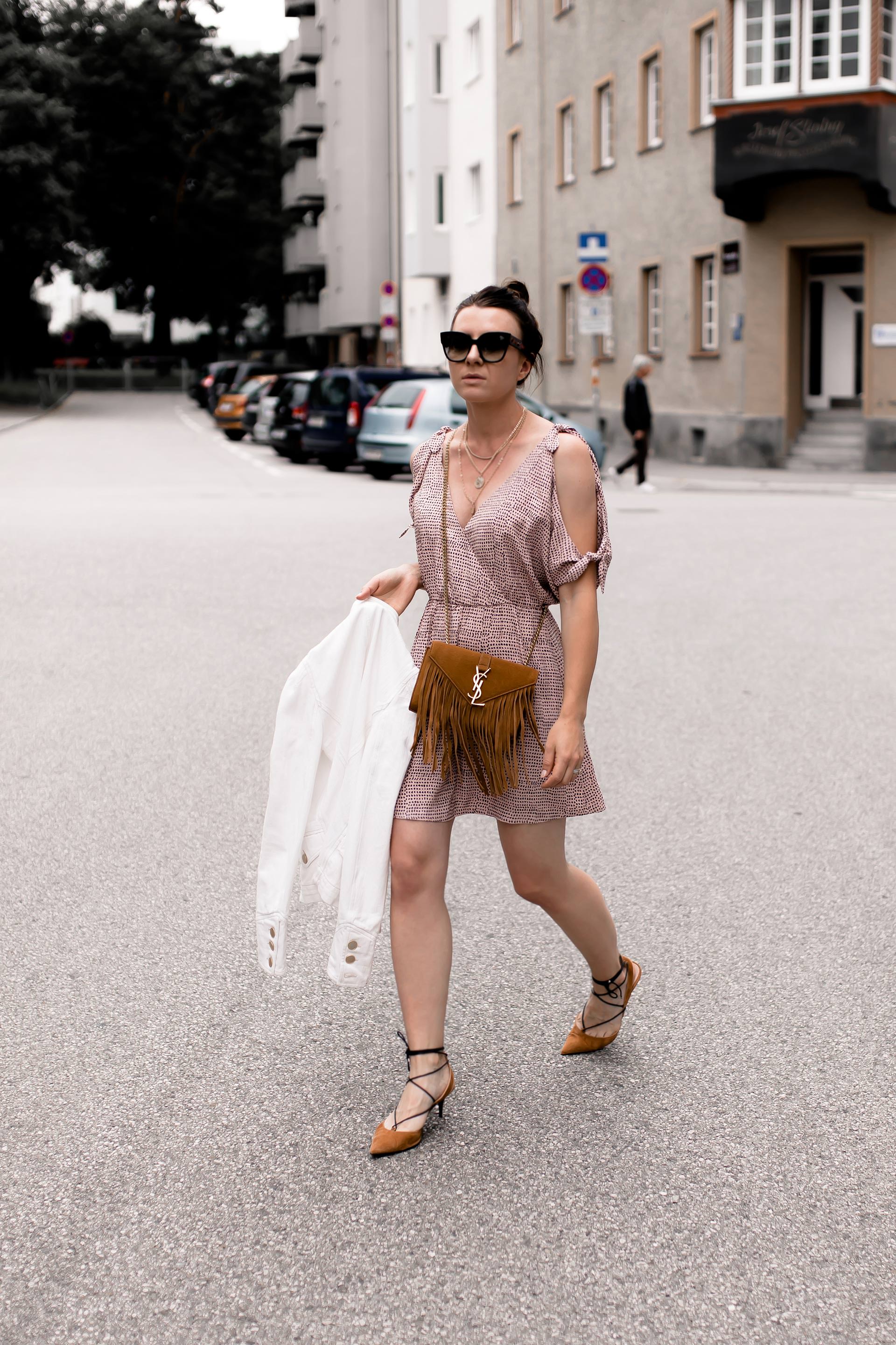 Outfit mit Sommerkleid, Sommer Outfit für den Alltag, Freizeit Outfit Sommer, Outfit Idee mit Kleid und Jeansjacke, Sling Pumps kombinieren, Printkleid stylen, Mode Tipps, Fashion Blogger, Streetstyle, www.whoismocca.me #sommeroutfit #ootd #sommerkleid #modetrends #sommermode #sommertrends #fashion