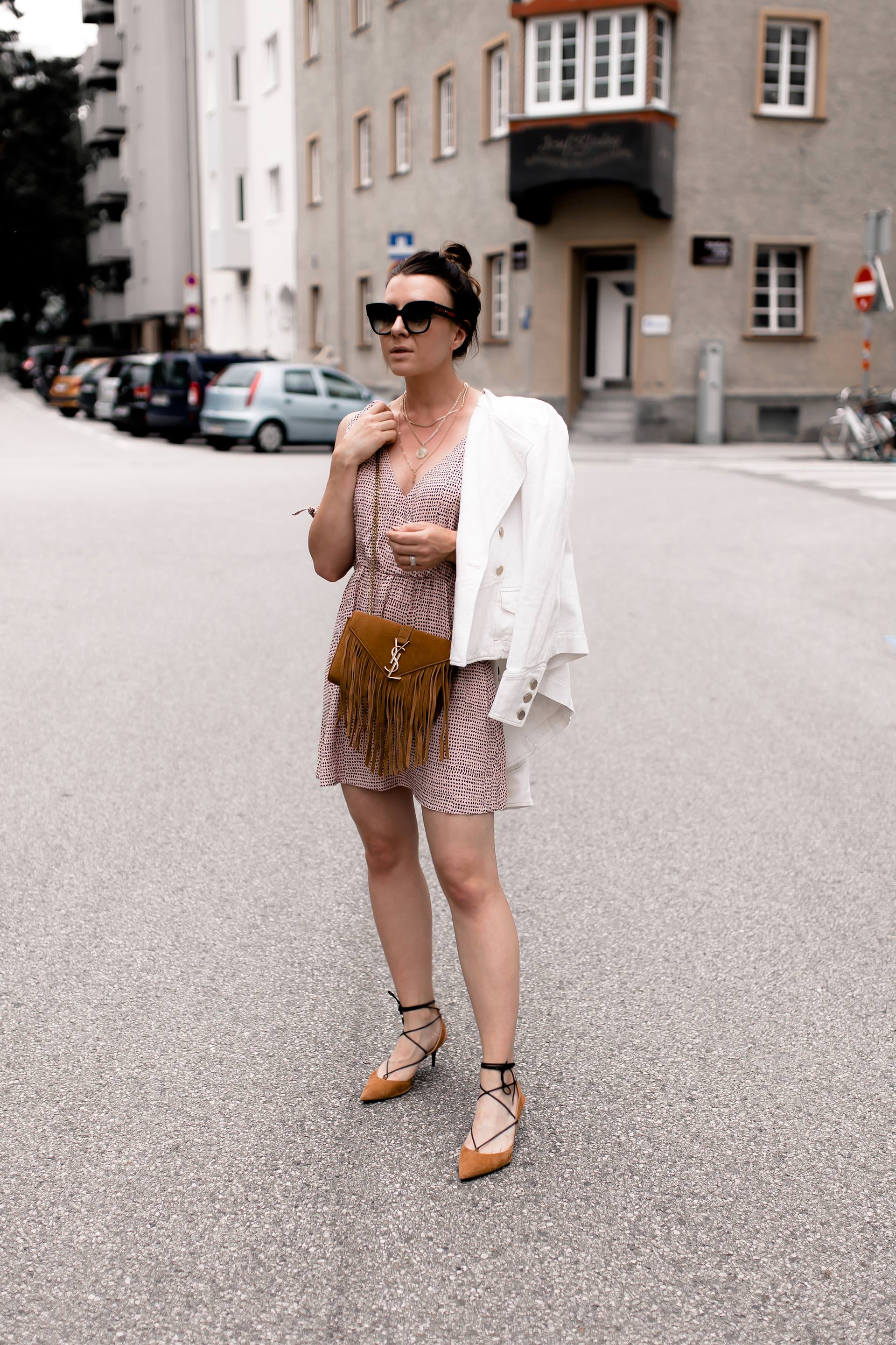 Outfit mit Sommerkleid, Sommer Outfit für den Alltag, Freizeit Outfit Sommer, Outfit Idee mit Kleid und Jeansjacke, Sling Pumps kombinieren, Printkleid stylen, Mode Tipps, Fashion Blogger, Streetstyle, www.whoismocca.me #sommeroutfit #ootd #sommerkleid #modetrends #sommermode #sommertrends #fashion