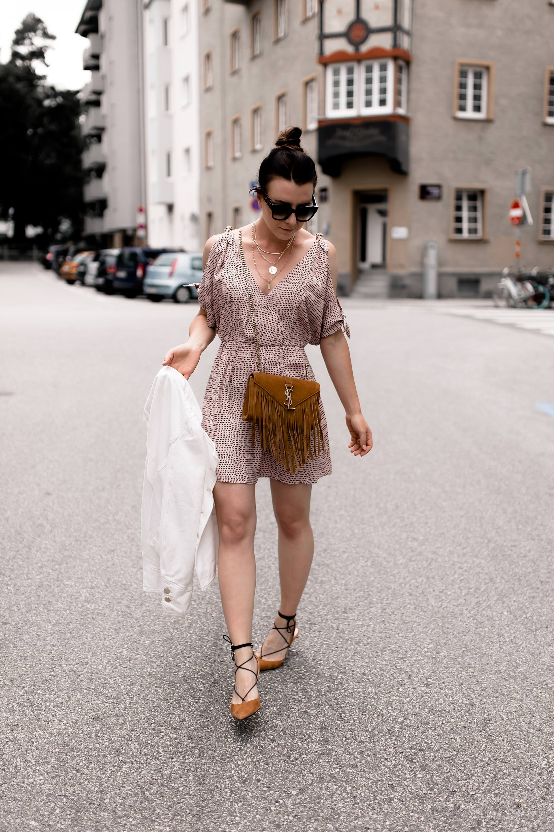 Outfit mit Sommerkleid, Sommer Outfit für den Alltag, Freizeit Outfit Sommer, Outfit Idee mit Kleid und Jeansjacke, Sling Pumps kombinieren, Printkleid stylen, Mode Tipps, Fashion Blogger, Streetstyle, www.whoismocca.me #sommeroutfit #ootd #sommerkleid #modetrends #sommermode #sommertrends #fashion