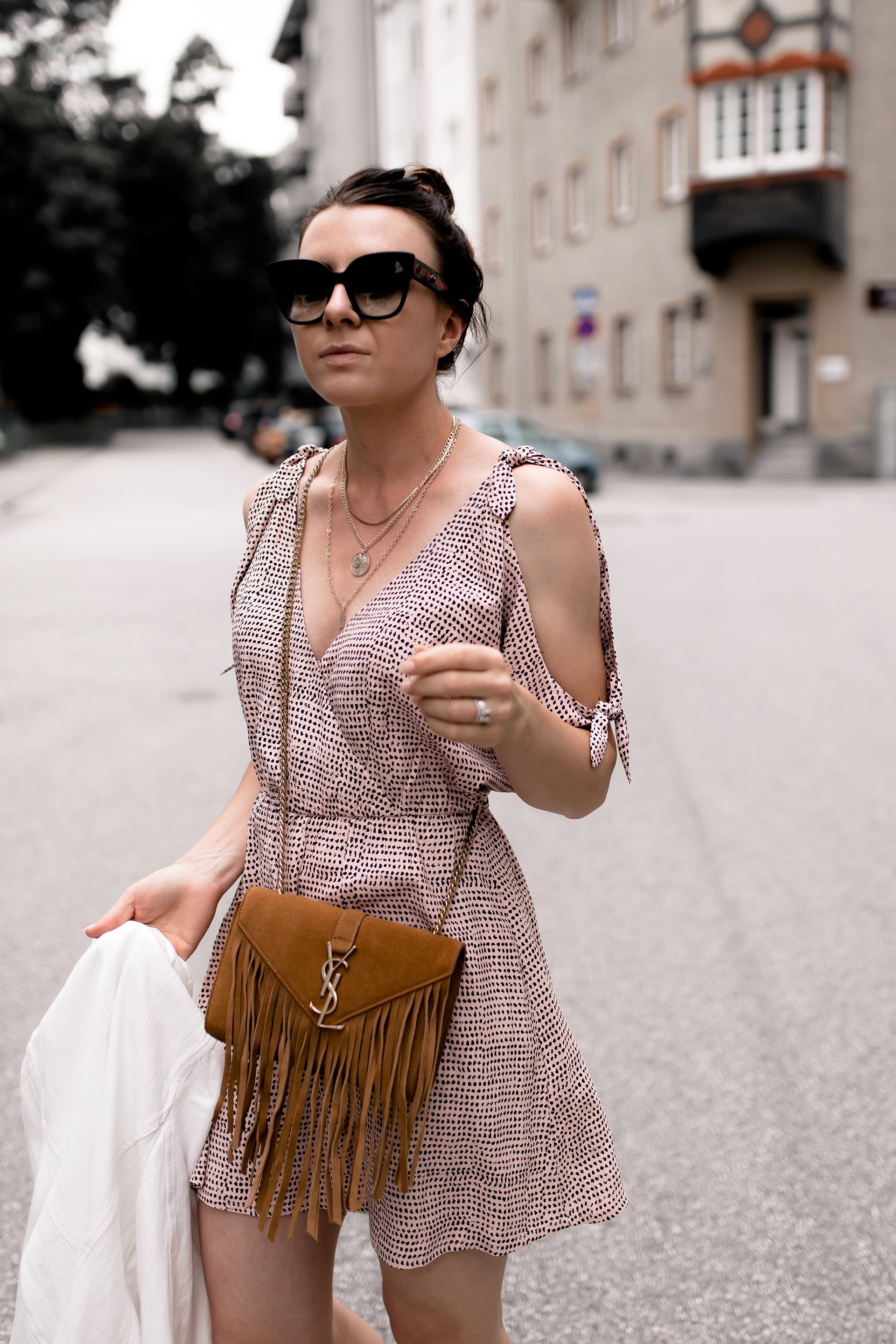 Outfit mit Sommerkleid, Sommer Outfit für den Alltag, Freizeit Outfit Sommer, Outfit Idee mit Kleid und Jeansjacke, Sling Pumps kombinieren, Printkleid stylen, Mode Tipps, Fashion Blogger, Streetstyle, www.whoismocca.me #sommeroutfit #ootd #sommerkleid #modetrends #sommermode #sommertrends #fashion