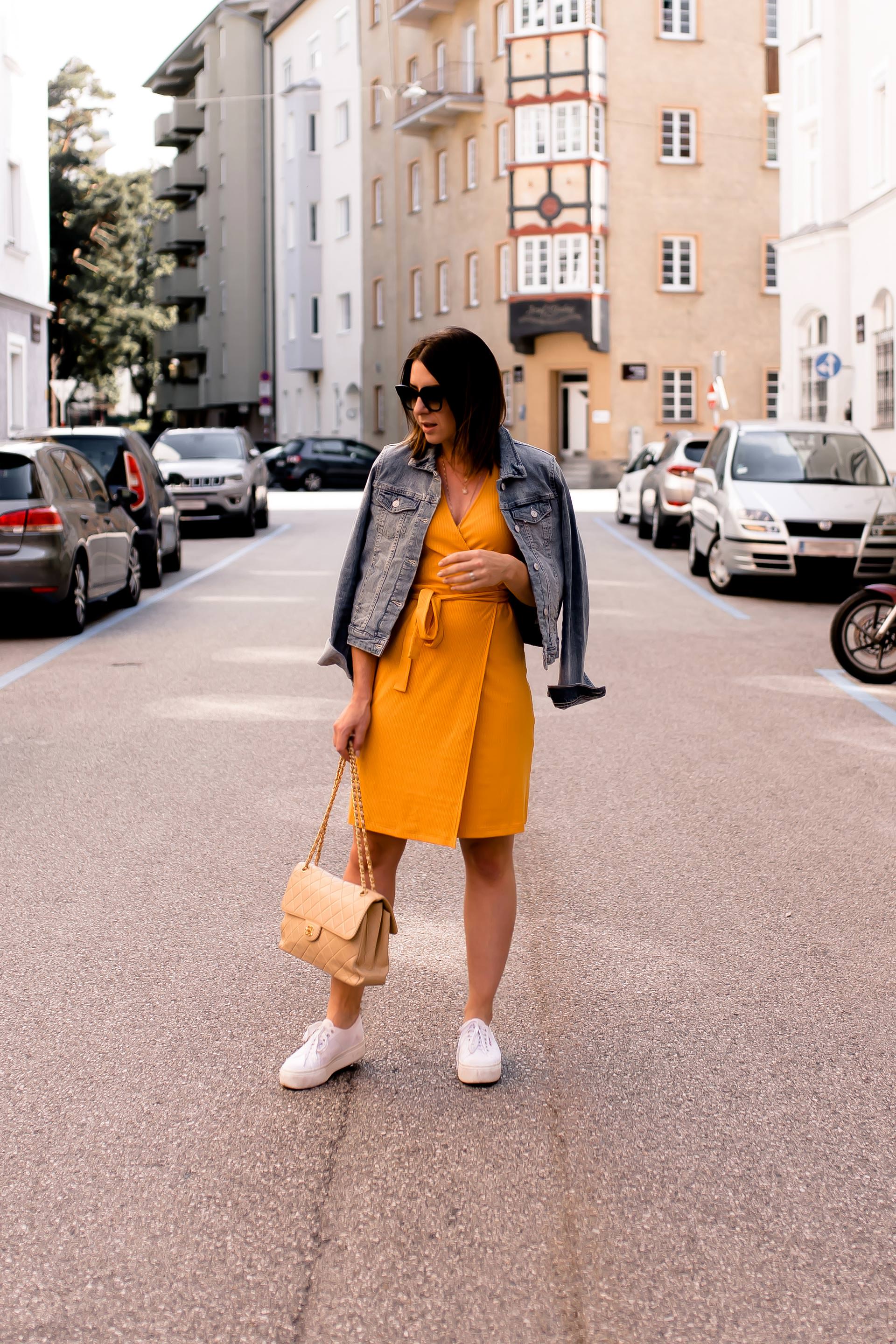 enthält unbeauftragte Werbung, gelbes Kleid kombinieren, Outfit Ideen Sommer, lässige Outfits Sommer, Sommer Outfit kombinieren, Outfit mit Kleid und Jeansjacke, Kleid und Sneakers stylen, Modeblogger, www.whoismocca.me #sommermode #kleid #outfit #frauen #styling #fashion