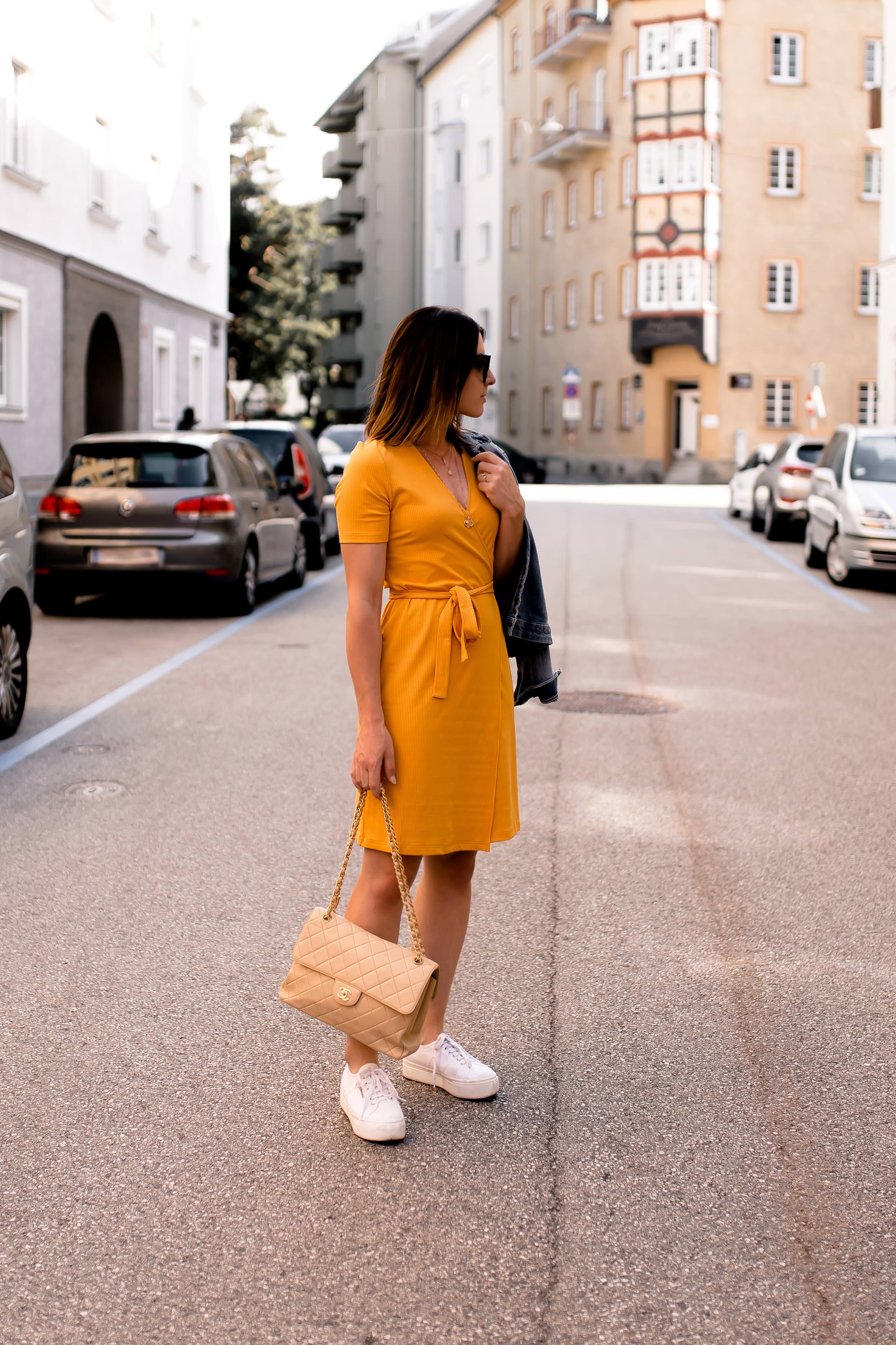 enthält unbeauftragte Werbung, gelbes Kleid kombinieren, Outfit Ideen Sommer, lässige Outfits Sommer, Sommer Outfit kombinieren, Outfit mit Kleid und Jeansjacke, Kleid und Sneakers stylen, Modeblogger, www.whoismocca.me #sommermode #kleid #outfit #frauen #styling #fashion