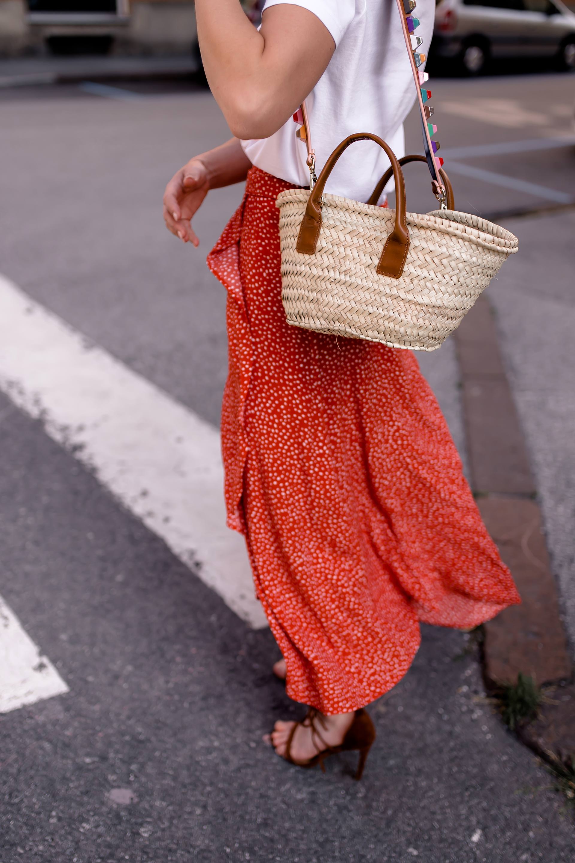 enthält Werbung ohne Auftrag, Wickelrock stylen und kombinieren, Sommer Outfit mit Rock, Korbtaschen mit Lederhenkel, Guitar Straps, Bag Straps, Paris Shirt, High Heels im Alltag tragen, Sommer Streetstyle in Innsbruck, Sommer Outfit Idee für Frauen, Alltagsoutfit mit hohen Schuhen, Wickelrock Trend, Modeblogger, www.whoismocca.me #sommermode #sommertrends #korbtasche #streetstyle #outfit #ootd #wickelrock