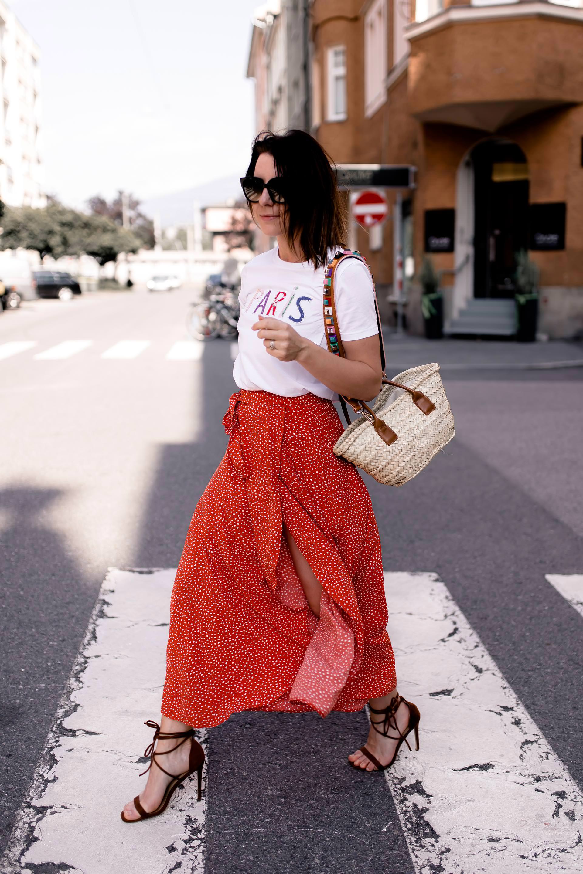 enthält Werbung ohne Auftrag, Wickelrock stylen und kombinieren, Sommer Outfit mit Rock, Korbtaschen mit Lederhenkel, Guitar Straps, Bag Straps, Paris Shirt, High Heels im Alltag tragen, Sommer Streetstyle in Innsbruck, Sommer Outfit Idee für Frauen, Alltagsoutfit mit hohen Schuhen, Wickelrock Trend, Modeblogger, www.whoismocca.me #sommermode #sommertrends #korbtasche #streetstyle #outfit #ootd #wickelrock