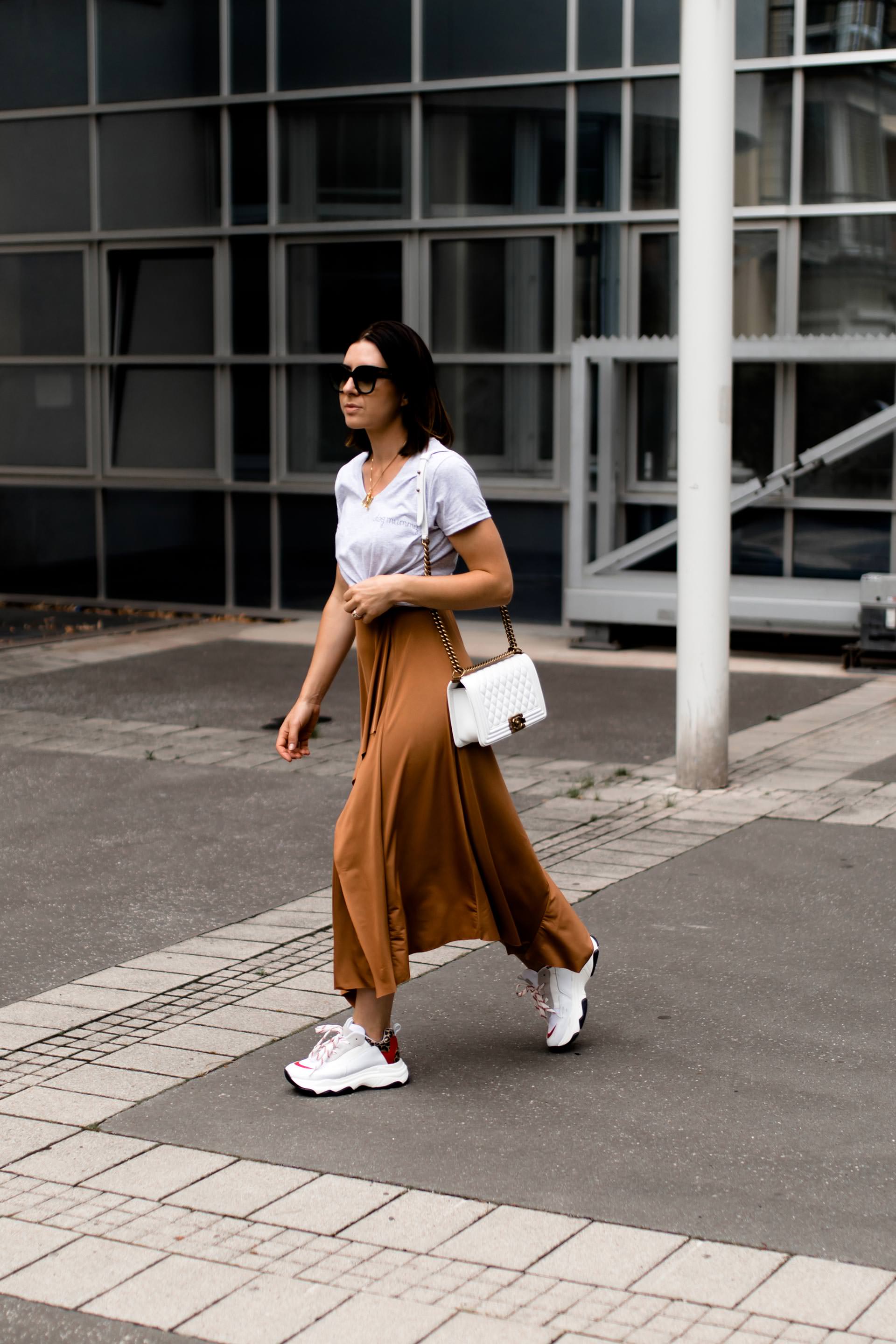 enthält unbeauftragte Werbung, Chunky Sneakers Trend, Dad Sneakers stylen, Ugly Trainers kombinieren, Sommer Outfit mit Midirock, Alltagsoutfit mit Rock und Sneakers, Chanel Boy Tasche, Streetstyle, Modeblogger, www.whoismocca.me #chunky #sneakers #sommermode #ootd #modetrends #chanel