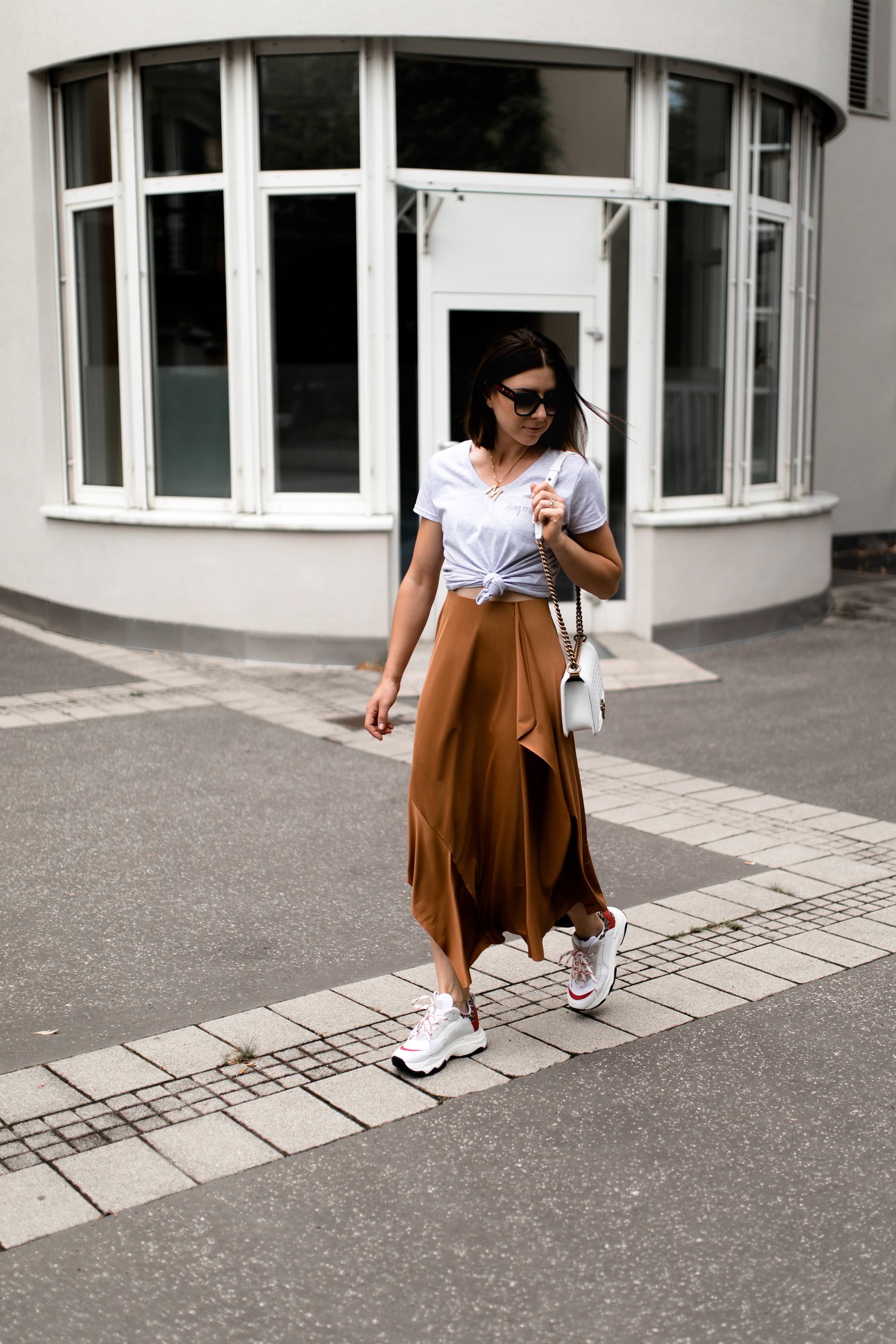 enthält unbeauftragte Werbung, Chunky Sneakers Trend, Dad Sneakers stylen, Ugly Trainers kombinieren, Sommer Outfit mit Midirock, Alltagsoutfit mit Rock und Sneakers, Chanel Boy Tasche, Streetstyle, Modeblogger, www.whoismocca.me #chunky #sneakers #sommermode #ootd #modetrends #chanel