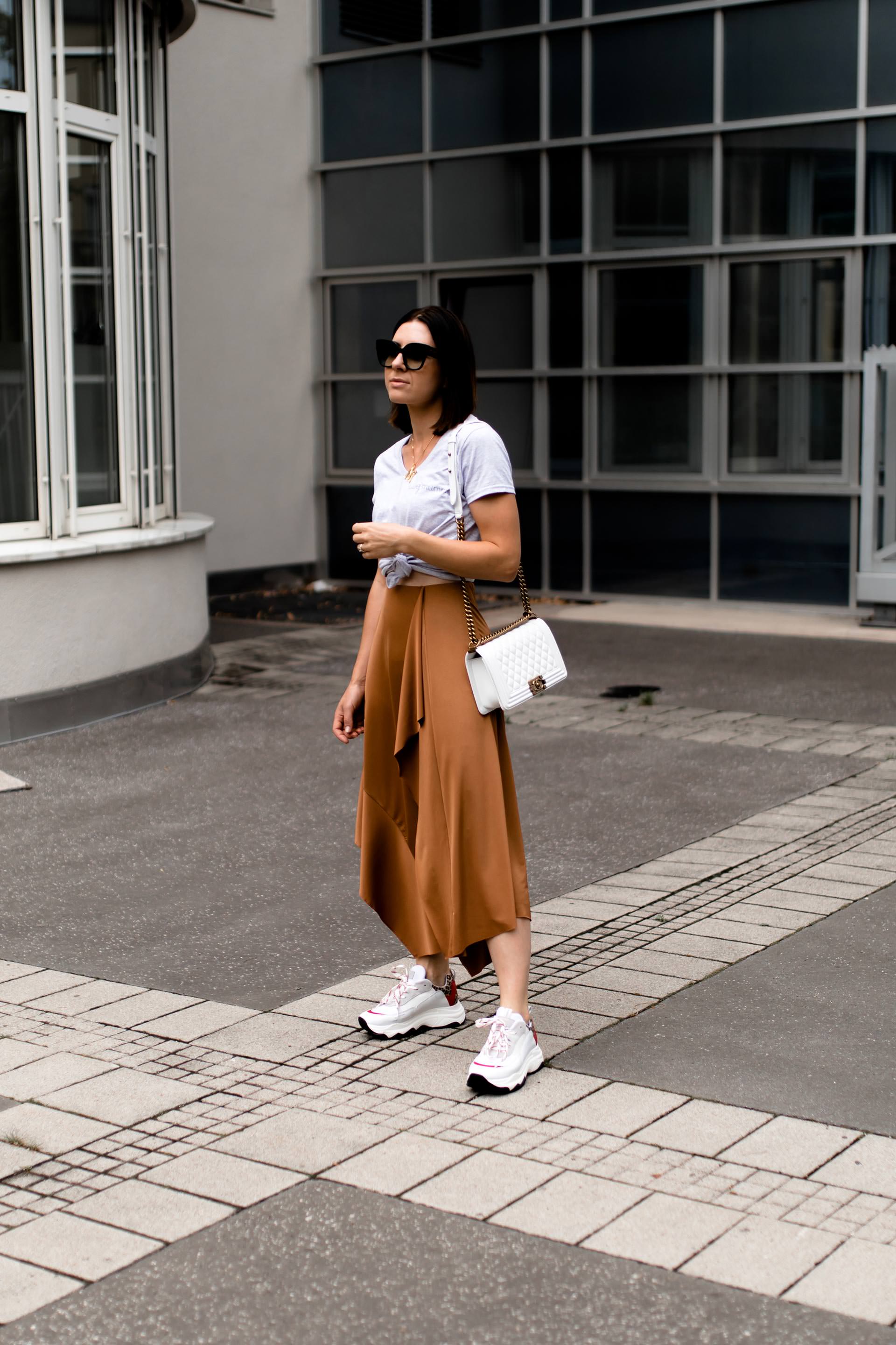 enthält unbeauftragte Werbung, Chunky Sneakers Trend, Dad Sneakers stylen, Ugly Trainers kombinieren, Sommer Outfit mit Midirock, Alltagsoutfit mit Rock und Sneakers, Chanel Boy Tasche, Streetstyle, Modeblogger, www.whoismocca.me #chunky #sneakers #sommermode #ootd #modetrends #chanel