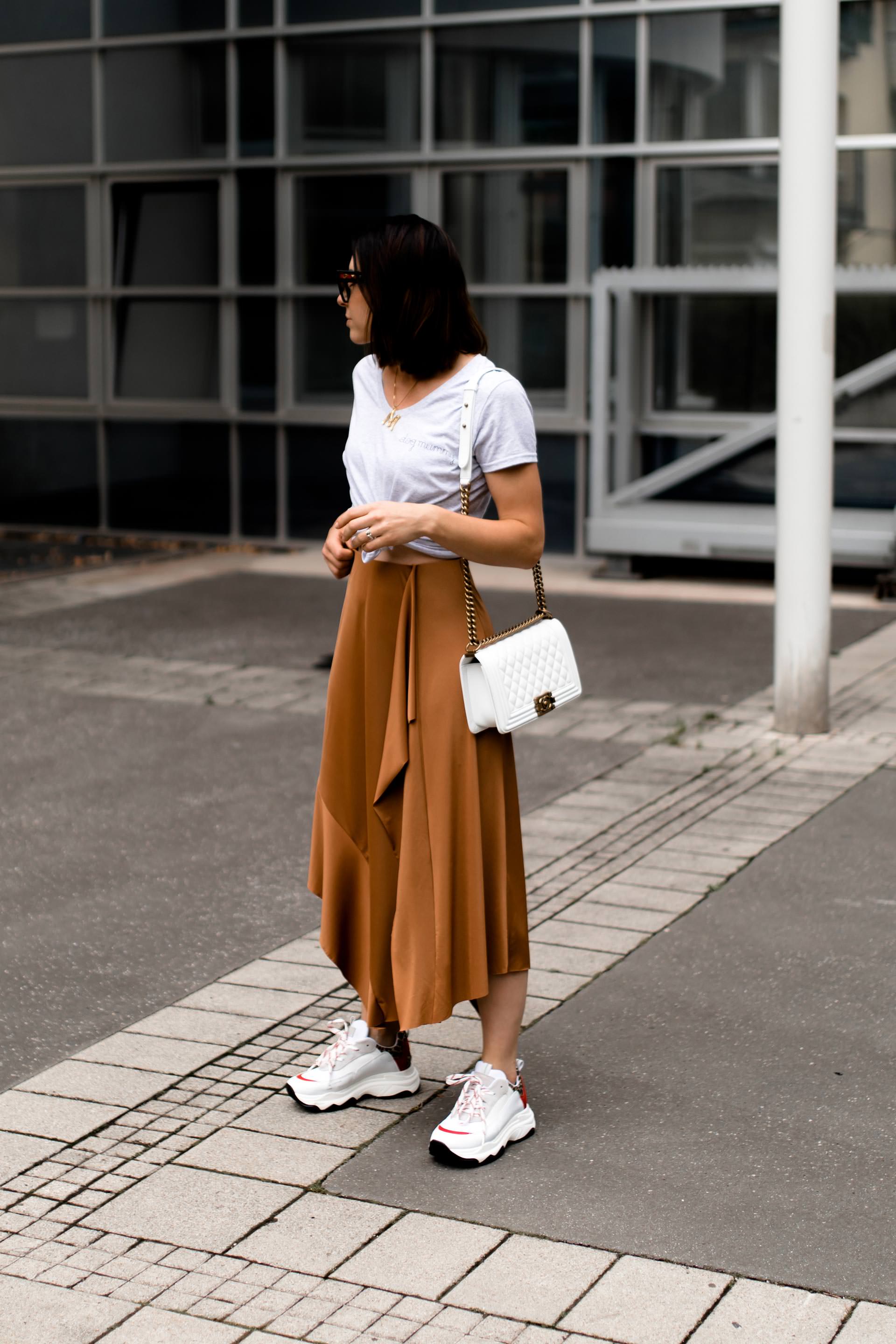 enthält unbeauftragte Werbung, Chunky Sneakers Trend, Dad Sneakers stylen, Ugly Trainers kombinieren, Sommer Outfit mit Midirock, Alltagsoutfit mit Rock und Sneakers, Chanel Boy Tasche, Streetstyle, Modeblogger, www.whoismocca.me #chunky #sneakers #sommermode #ootd #modetrends #chanel