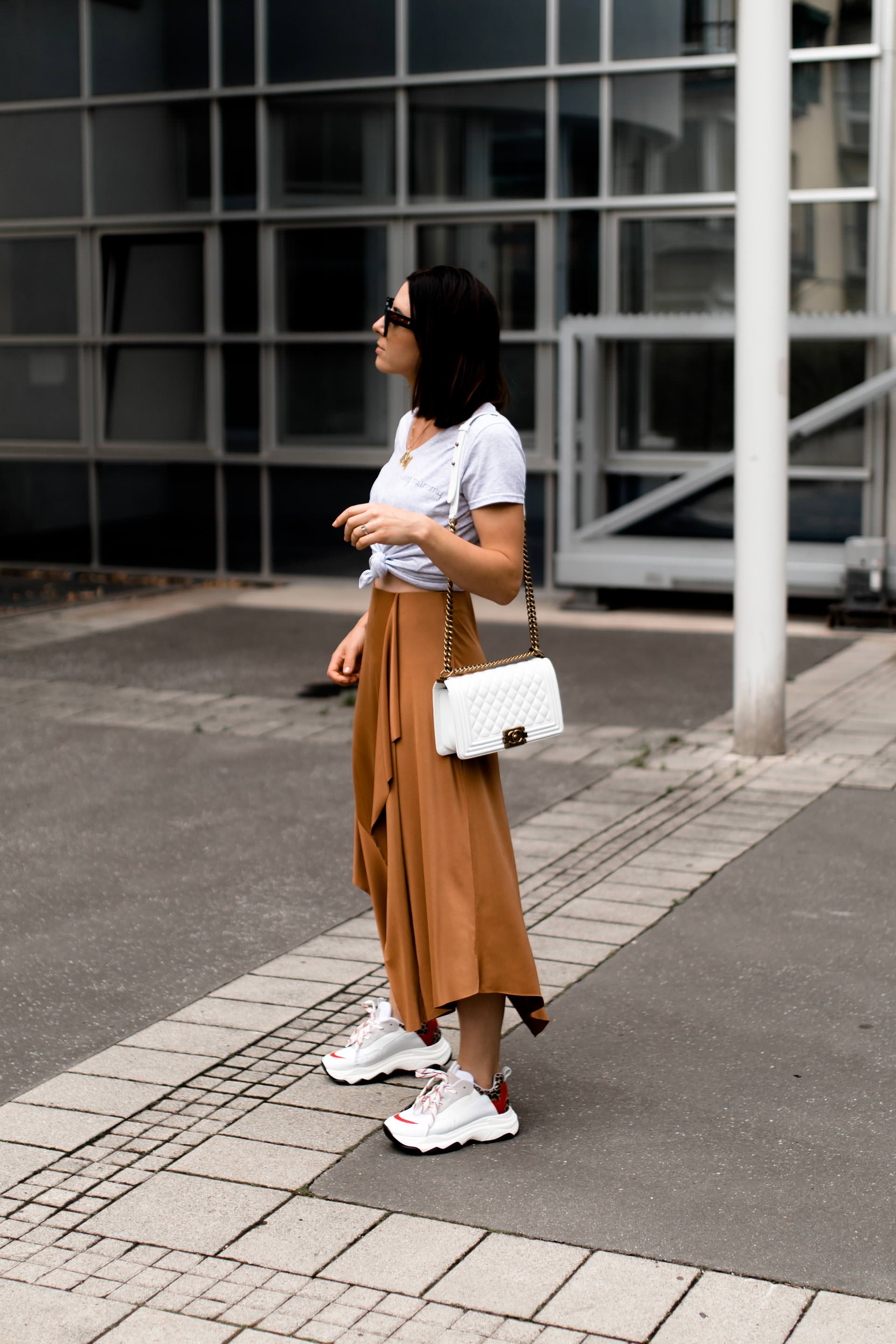 enthält unbeauftragte Werbung, Chunky Sneakers Trend, Dad Sneakers stylen, Ugly Trainers kombinieren, Sommer Outfit mit Midirock, Alltagsoutfit mit Rock und Sneakers, Chanel Boy Tasche, Streetstyle, Modeblogger, www.whoismocca.me #chunky #sneakers #sommermode #ootd #modetrends #chanel