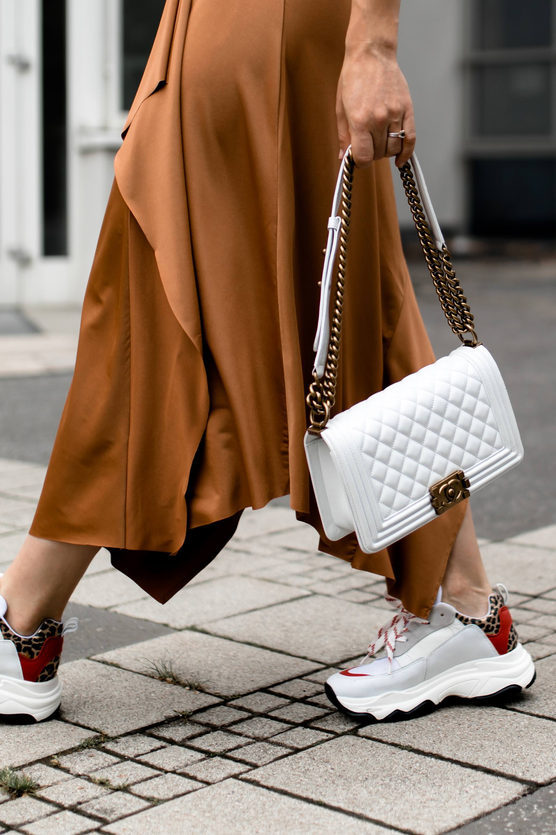 enthält unbeauftragte Werbung, Chunky Sneakers Trend, Dad Sneakers stylen, Ugly Trainers kombinieren, Sommer Outfit mit Midirock, Alltagsoutfit mit Rock und Sneakers, Chanel Boy Tasche, Streetstyle, Modeblogger, www.whoismocca.me #chunky #sneakers #sommermode #ootd #modetrends #chanel