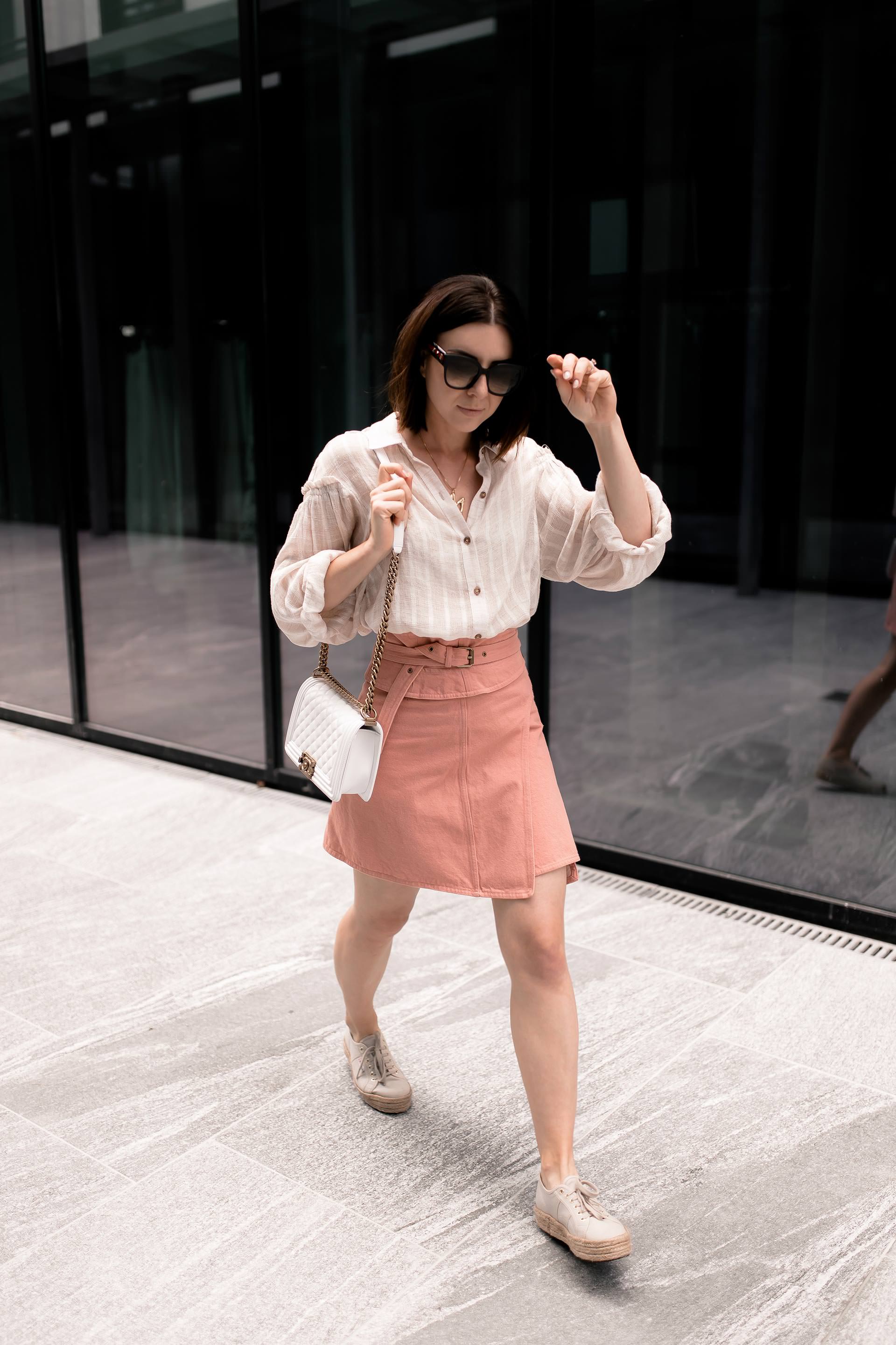 enthält unbeauftragte Werbung, 10 Sommer Outfits mit Rock für jeden Tag, Alltagsoutfits mit Rock, Minirock im Alltag tragen, Midirock kombinieren, Rock im Alltag stylen, Sommer Outfits für jeden Tag, Lookbook, Fashion Blogger, Mode Tipps, www.whoismocca.me #sommeroutfit #ootd #lookbook #minirock #styling