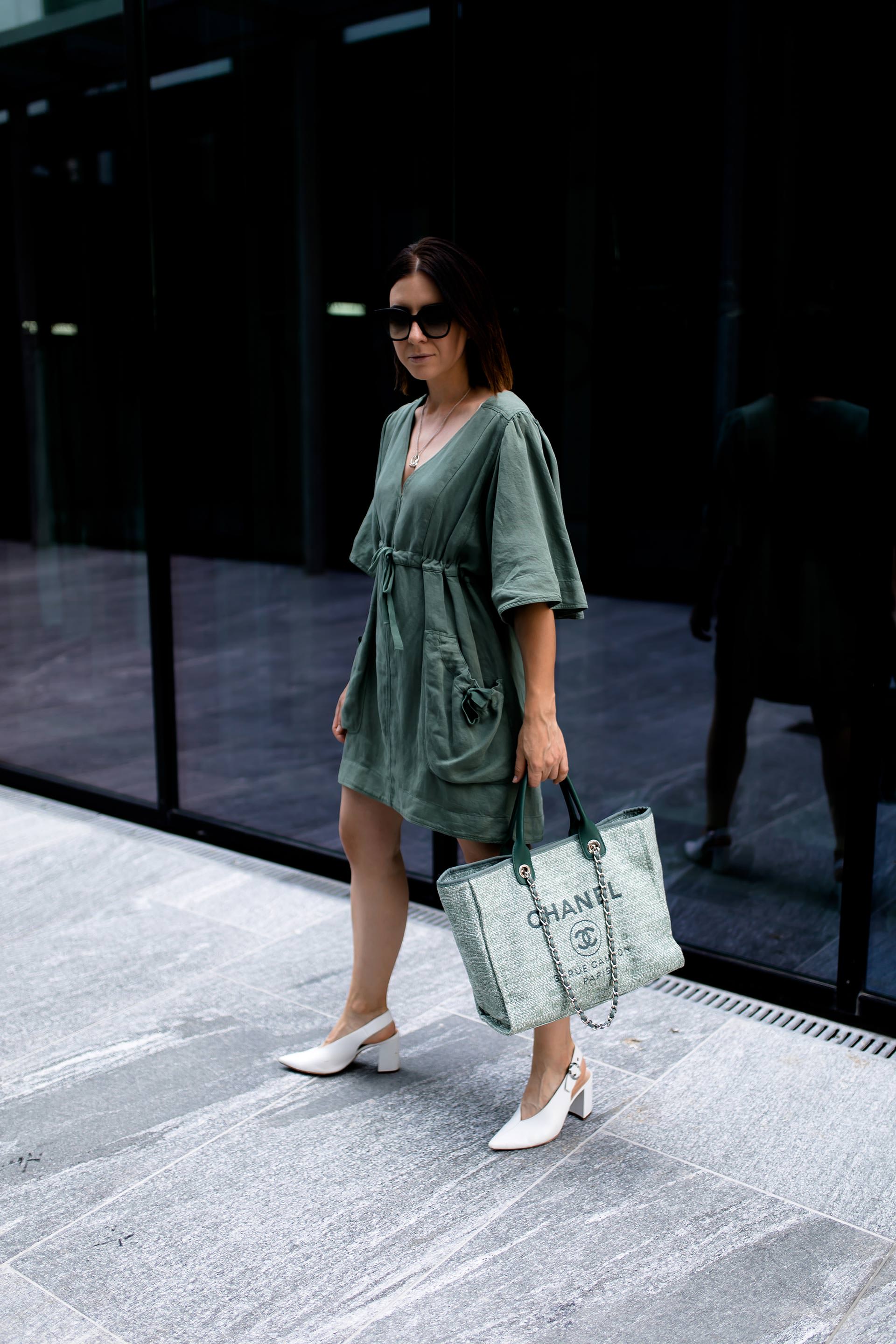 enthält unbeauftragte Werbung, Sommer Outfit mit Kleid, Isabel Marant Outfit, Isabel Marant Wendell Kleid, High Heels im Alltag tragen, Chanel Deauville Shopper, Sommer Kleid kombinieren, Streetstyle, Outfit of the Day, Modeblogger, www.whoismocca.me #isabelmarant #ootd #sommeroutfit #styling #fashionblogger #chanel