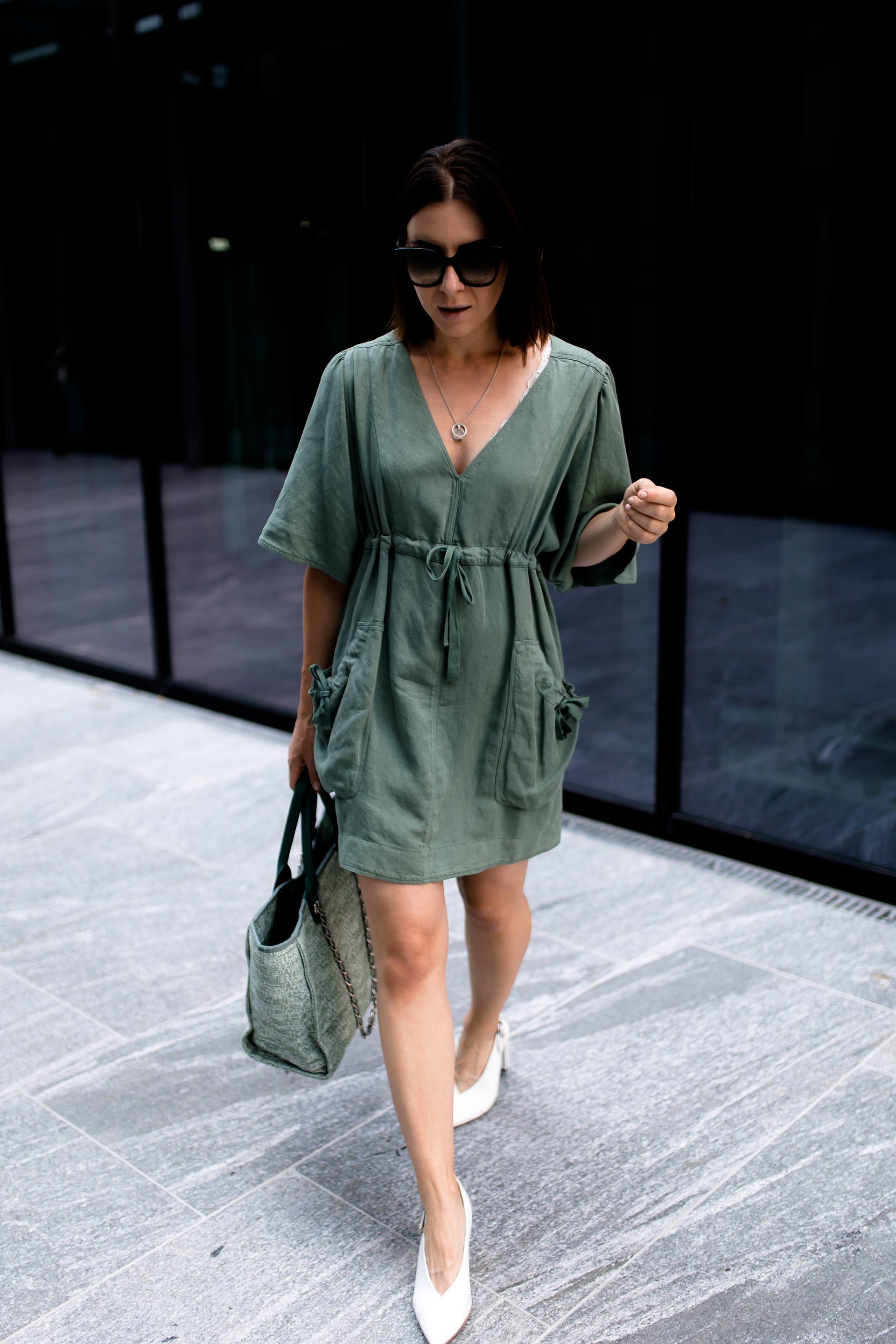 enthält unbeauftragte Werbung, Sommer Outfit mit Kleid, Isabel Marant Outfit, Isabel Marant Wendell Kleid, High Heels im Alltag tragen, Chanel Deauville Shopper, Sommer Kleid kombinieren, Streetstyle, Outfit of the Day, Modeblogger, www.whoismocca.me #isabelmarant #ootd #sommeroutfit #styling #fashionblogger #chanel