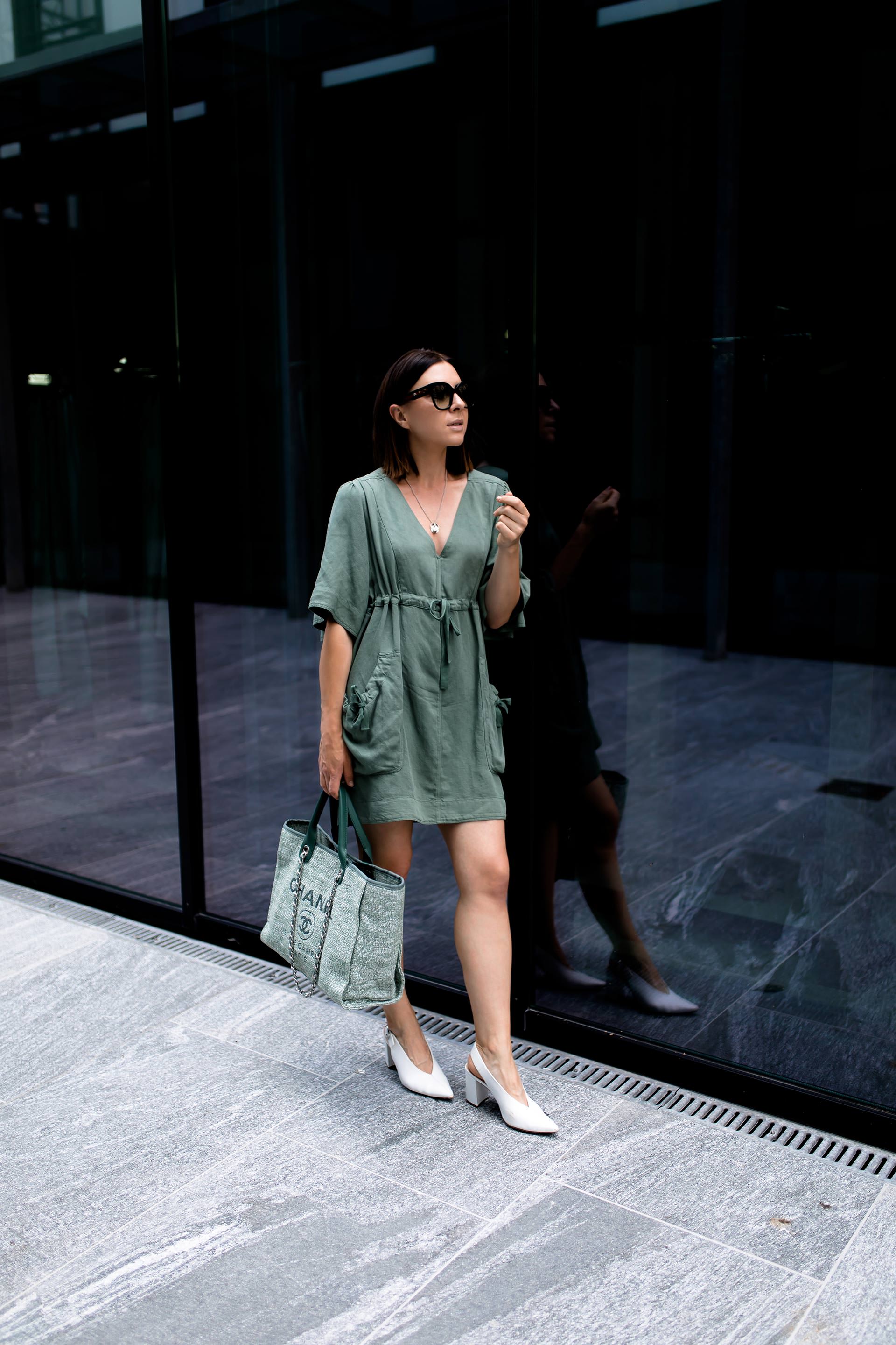 enthält unbeauftragte Werbung, Sommer Outfit mit Kleid, Isabel Marant Outfit, Isabel Marant Wendell Kleid, High Heels im Alltag tragen, Chanel Deauville Shopper, Sommer Kleid kombinieren, Streetstyle, Outfit of the Day, Modeblogger, www.whoismocca.me #isabelmarant #ootd #sommeroutfit #styling #fashionblogger #chanel