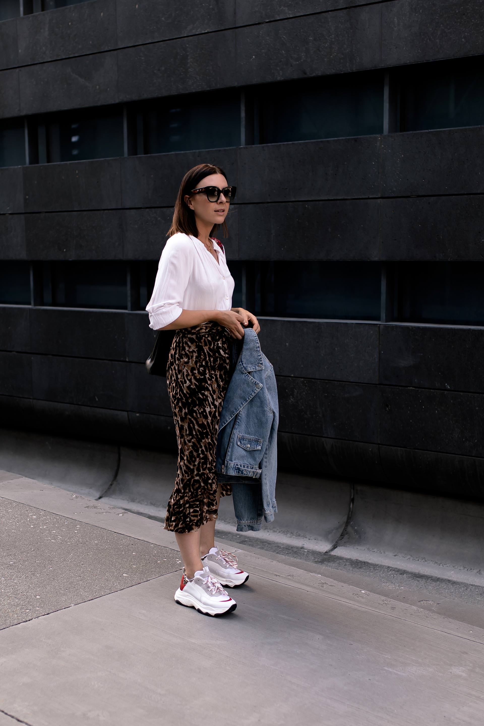 enthält unbeauftragte Werbung. Leo Print kombinieren, how to style leopard print, how to wear, how to style, leopardenmuster kombinieren, leopard print styling, styling tipps, mode tipps, ist leomuster noch in, leo print outfit, outfit idea, outfit mit leo muster, Spätsommer Outfit, Modeblogger, Fashion Magazin, Chunky Sneakers, Hermes Kelly Bag, www.whoismocca.me #kellybag #hermes #chunky #ootd #herbstmode #styling #leoprint