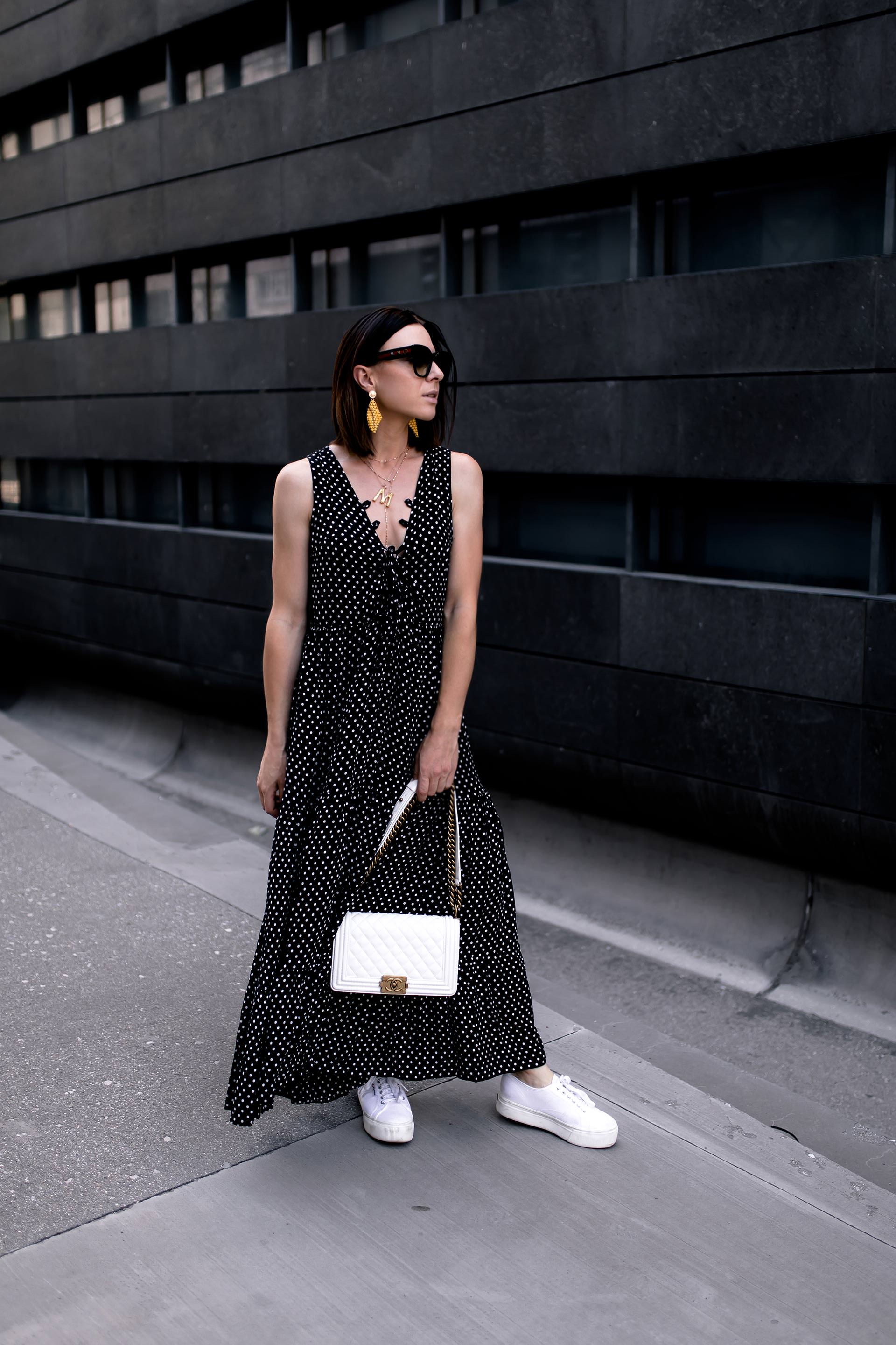 enthält unbeauftragte Werbung, Maxikleid mit tiefem V Ausschnitt, Na-kd Fashion, Na-kd Rabattcode, Maxikleid mit Punkten, Polka Dots Trends, Polka Dots Kleid, gepunktetes Kleid, Alltagsoutfit, Casual Chic Outfit, Casual Chic Look, lässiges Outfit, Sommer Outfit, Chanel Boy Tasche, Gucci Sonnenbrille, Superga Plateau Sneakers, 3d schmuck, lässig leger, fabnora Ohrringe, Mode und Styling Tipps, www.whoismocca.me #maxikleid #polkadots #superga #chanel #alltagsoutfit #sommermode