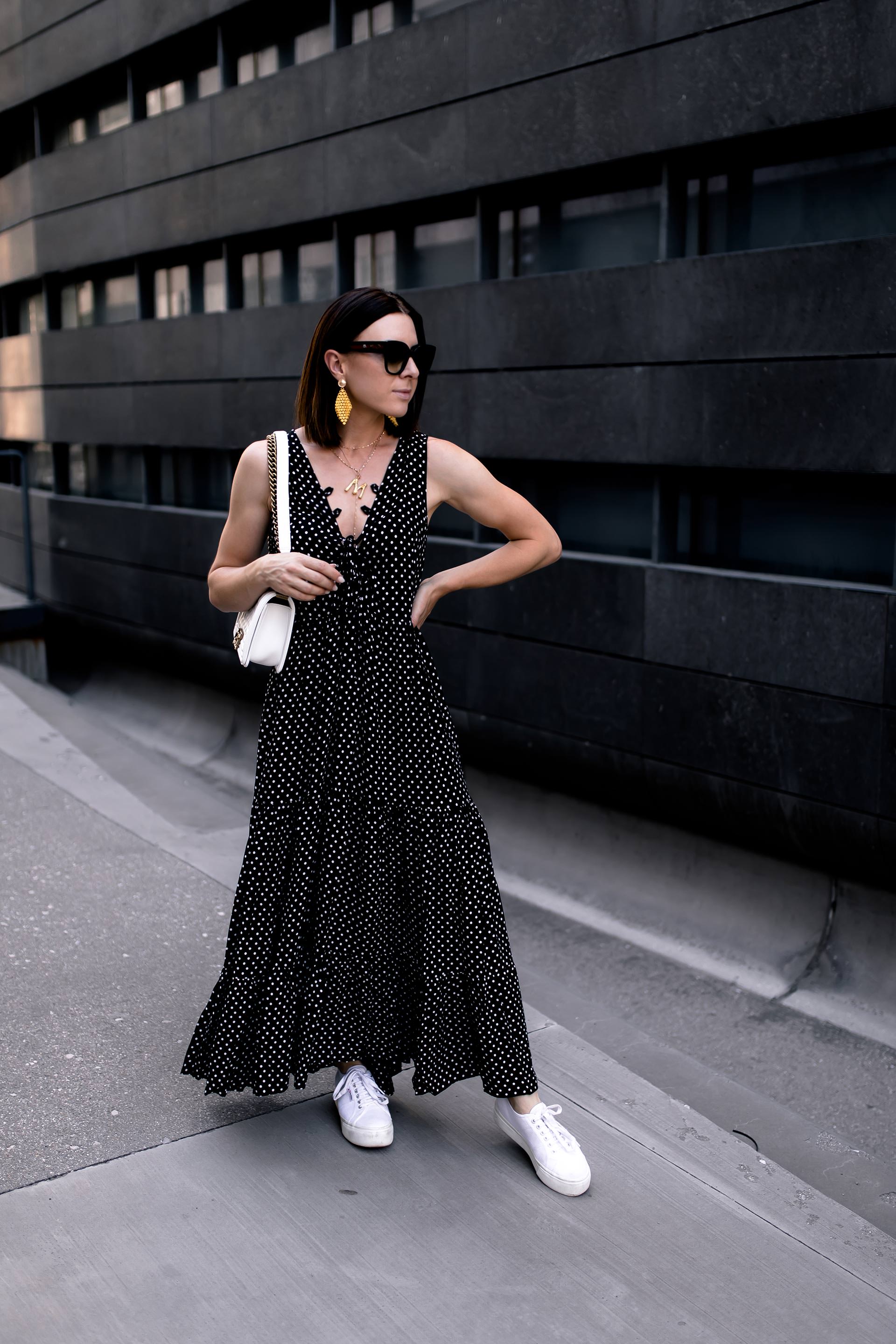 enthält unbeauftragte Werbung, Maxikleid mit tiefem V Ausschnitt, Na-kd Fashion, Na-kd Rabattcode, Maxikleid mit Punkten, Polka Dots Trends, Polka Dots Kleid, gepunktetes Kleid, Alltagsoutfit, Casual Chic Outfit, Casual Chic Look, lässiges Outfit, Sommer Outfit, Chanel Boy Tasche, Gucci Sonnenbrille, Superga Plateau Sneakers, 3d schmuck, lässig leger, fabnora Ohrringe, Mode und Styling Tipps, www.whoismocca.me #maxikleid #polkadots #superga #chanel #alltagsoutfit #sommermode