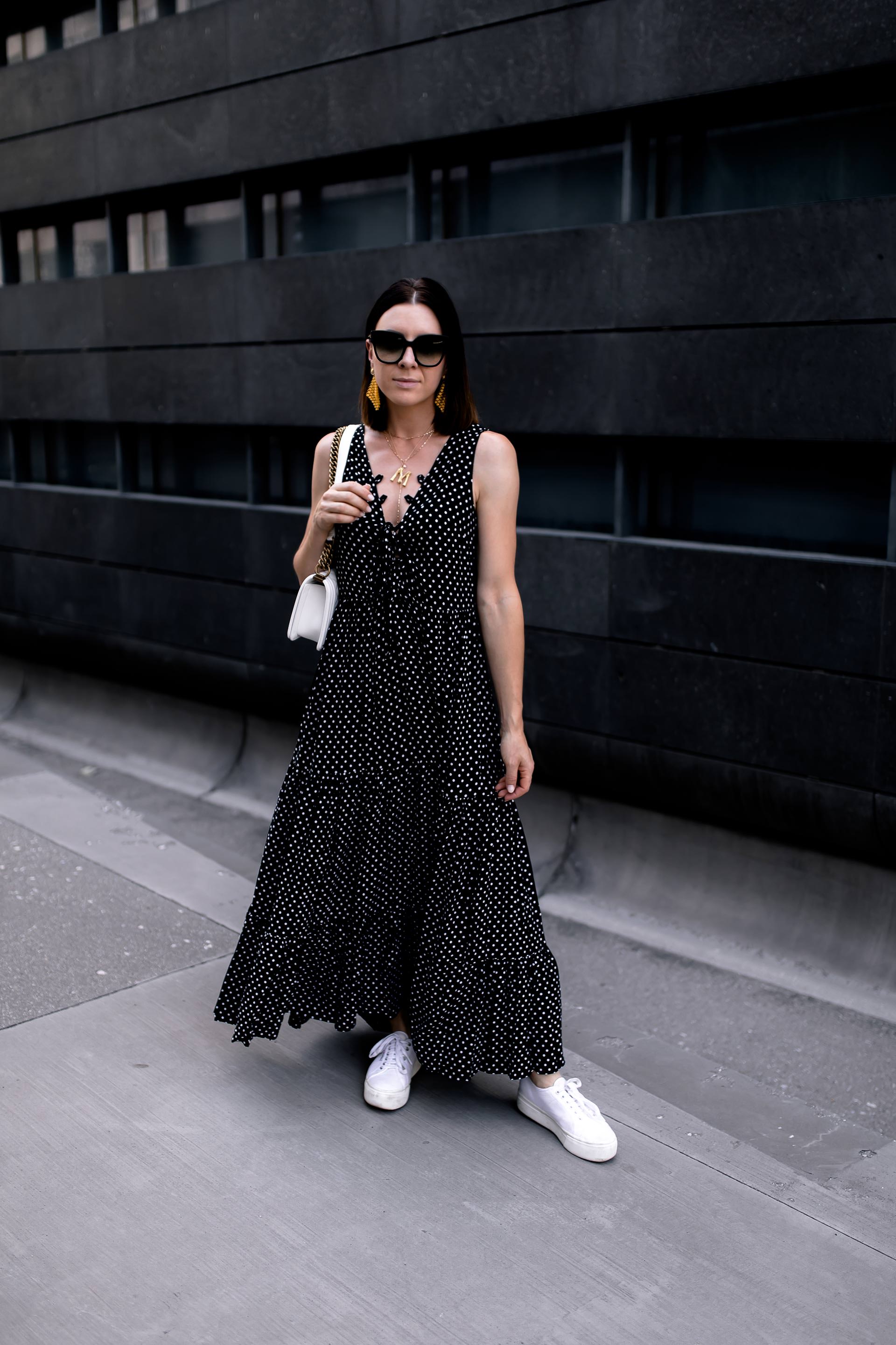 enthält unbeauftragte Werbung, Maxikleid mit tiefem V Ausschnitt, Na-kd Fashion, Na-kd Rabattcode, Maxikleid mit Punkten, Polka Dots Trends, Polka Dots Kleid, gepunktetes Kleid, Alltagsoutfit, Casual Chic Outfit, Casual Chic Look, lässiges Outfit, Sommer Outfit, Chanel Boy Tasche, Gucci Sonnenbrille, Superga Plateau Sneakers, 3d schmuck, lässig leger, fabnora Ohrringe, Mode und Styling Tipps, www.whoismocca.me #maxikleid #polkadots #superga #chanel #alltagsoutfit #sommermode