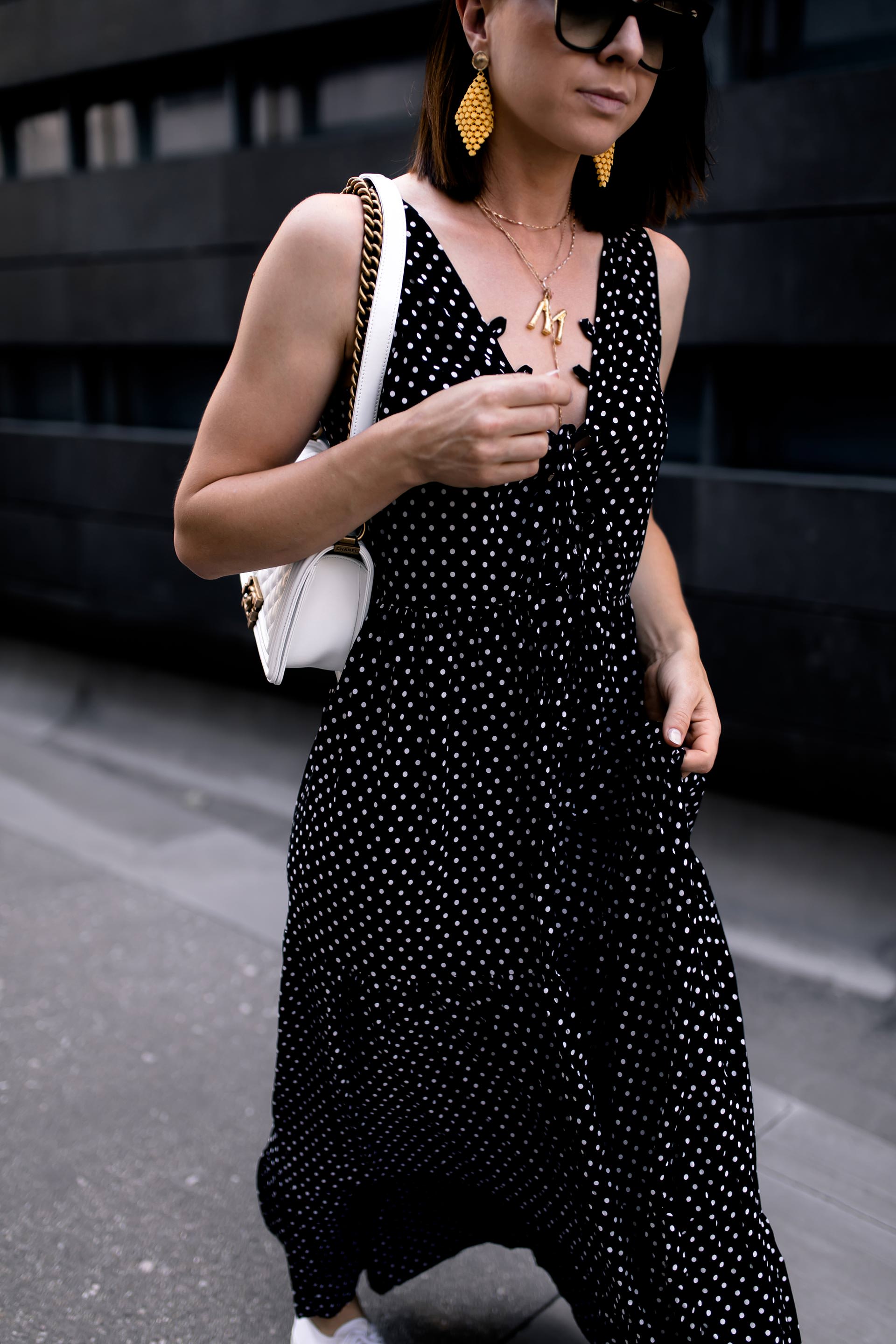 enthält unbeauftragte Werbung, Maxikleid mit tiefem V Ausschnitt, Na-kd Fashion, Na-kd Rabattcode, Maxikleid mit Punkten, Polka Dots Trends, Polka Dots Kleid, gepunktetes Kleid, Alltagsoutfit, Casual Chic Outfit, Casual Chic Look, lässiges Outfit, Sommer Outfit, Chanel Boy Tasche, Gucci Sonnenbrille, Superga Plateau Sneakers, 3d schmuck, lässig leger, fabnora Ohrringe, Mode und Styling Tipps, www.whoismocca.me #maxikleid #polkadots #superga #chanel #alltagsoutfit #sommermode